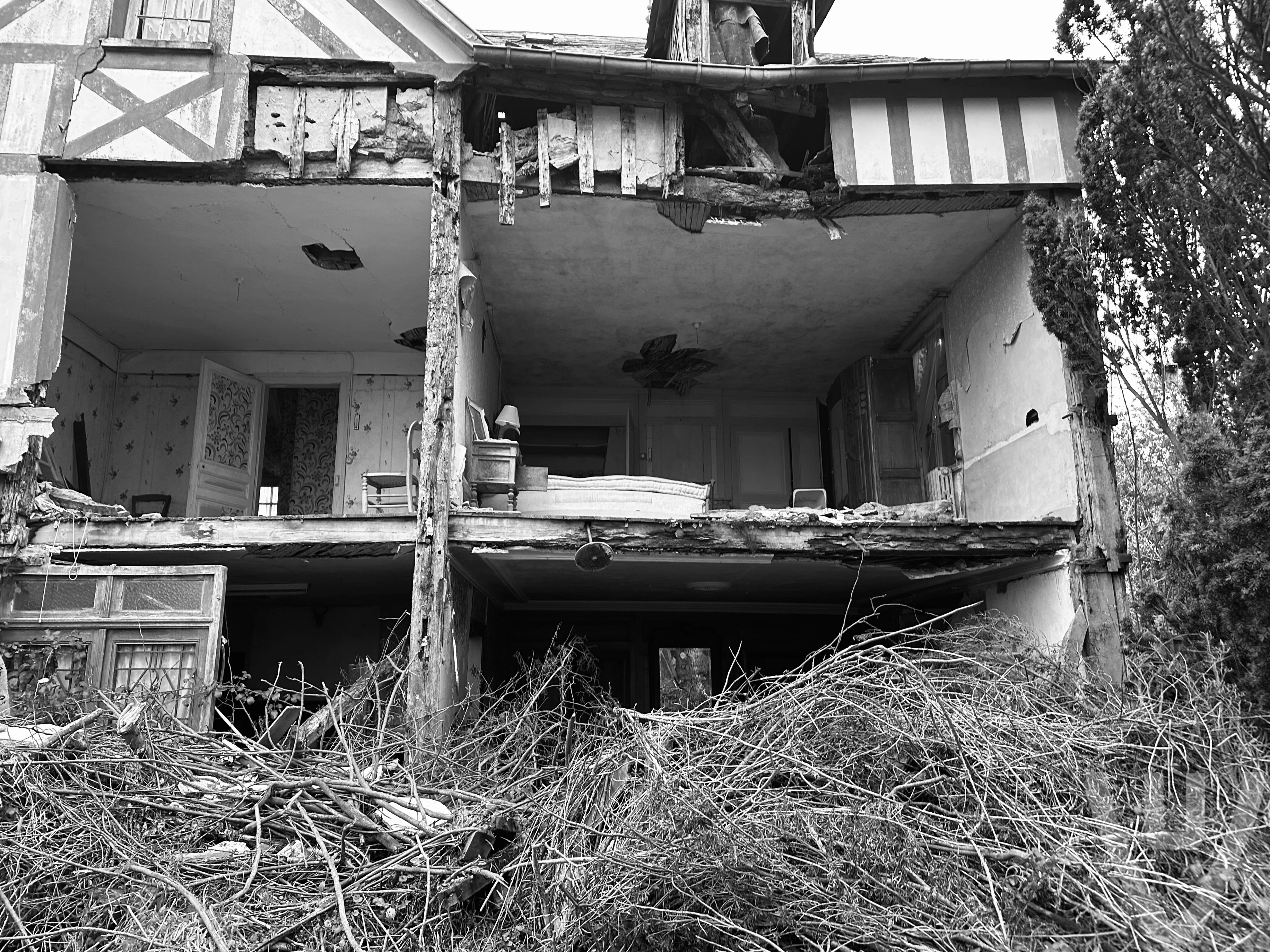 Manoir Haringford / Polly Pocket House urban exploration location in France - Image 5