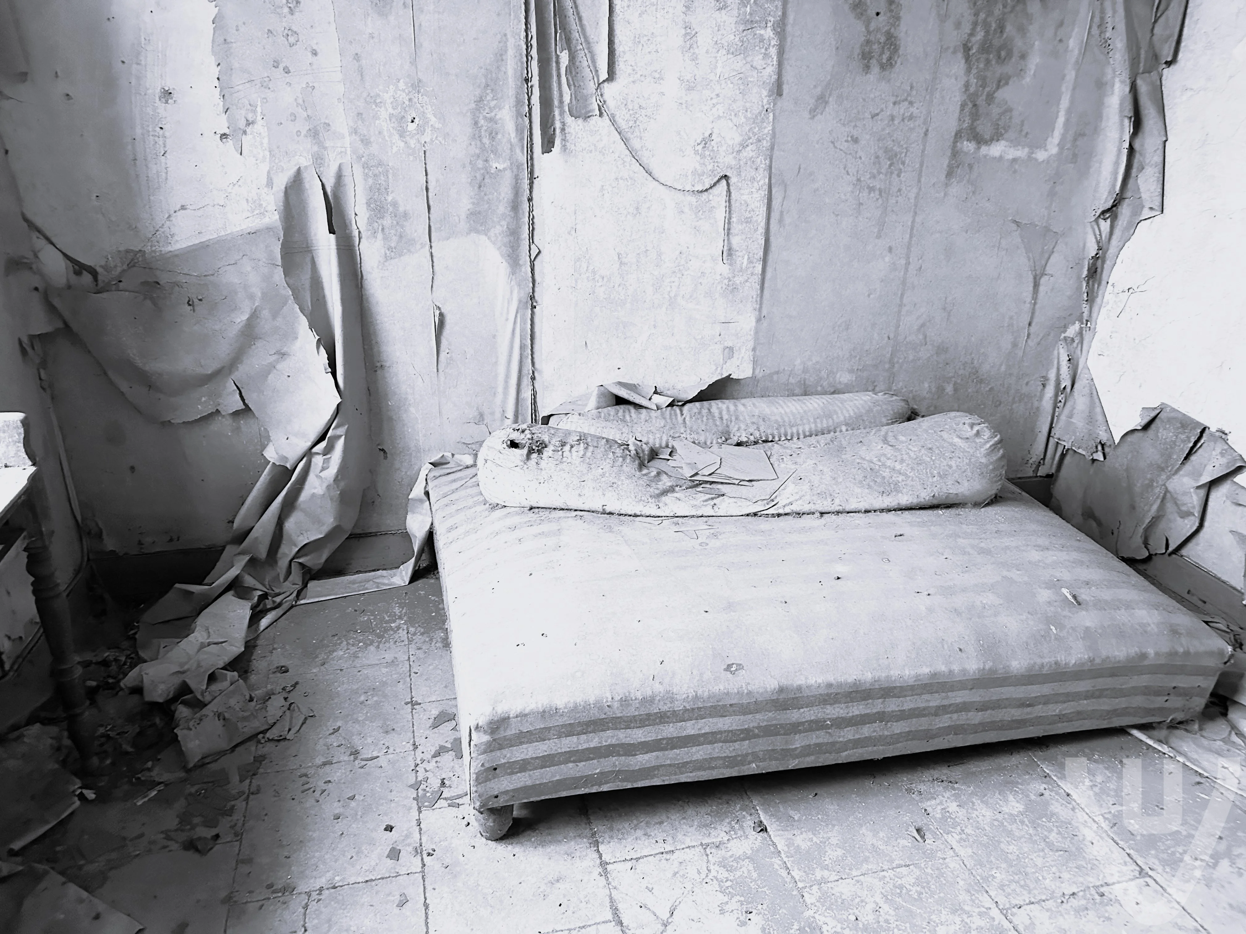 Chateau du Cure / Chateau de L’ecrivain urban exploration location in France - Image 8