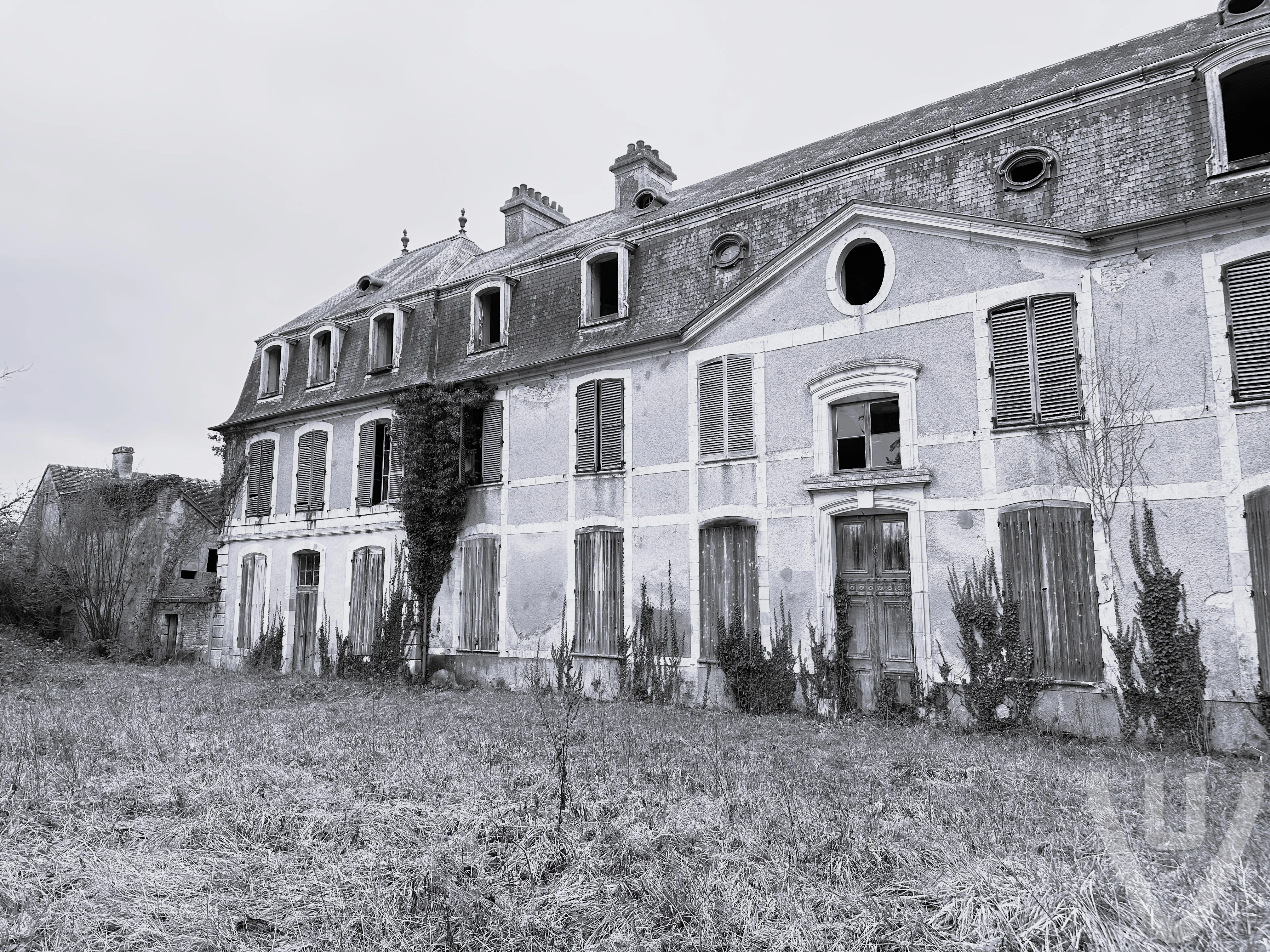 Chateau du Cure / Chateau de L’ecrivain urban exploration location in France - Image 13