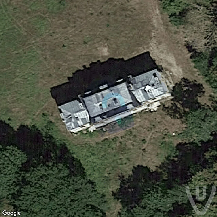 Château au buste rouge abandoned location in Ile-de-France, Ile-de-France, France - Castle for urban exploration