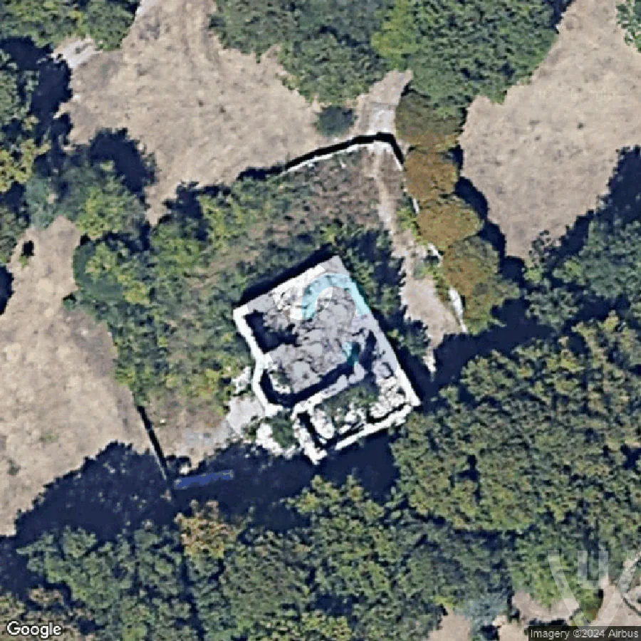 Ruine G abandoned location in Ile-de-France, Ile-de-France, France - Ruine for urban exploration