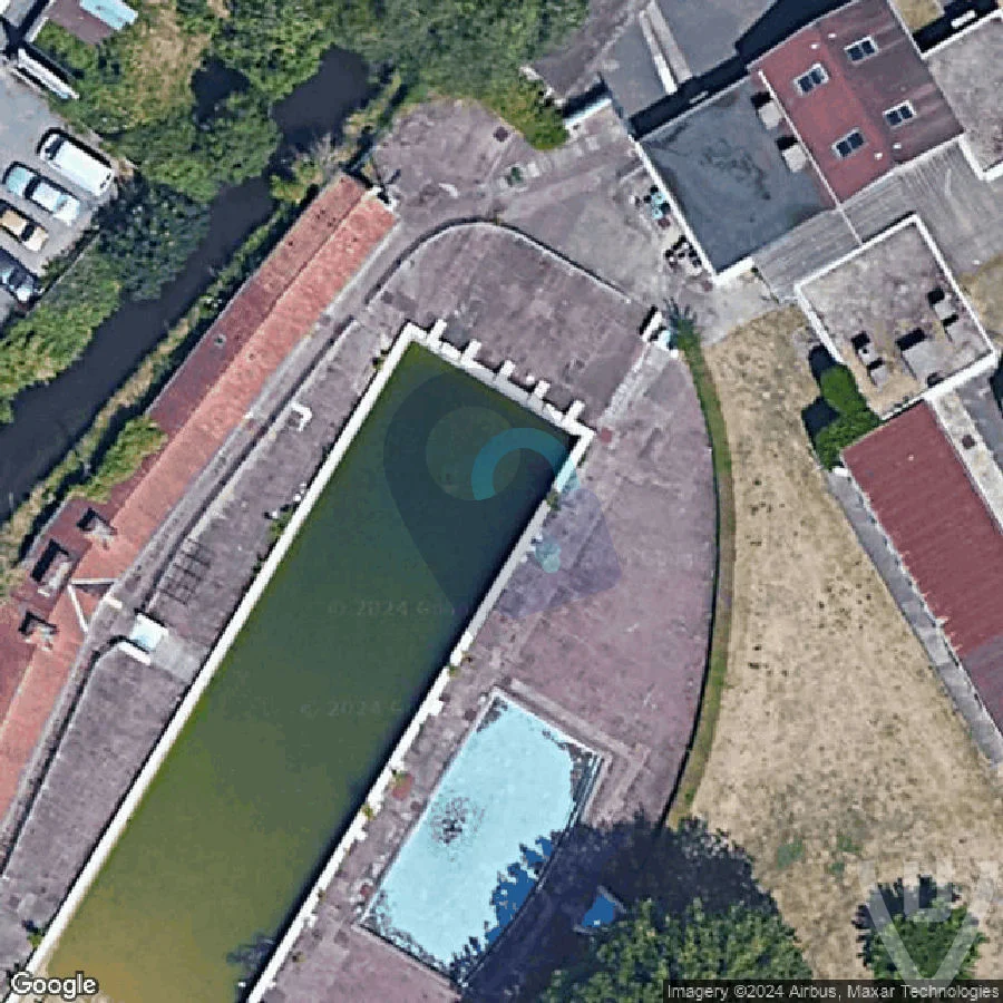 Piscine Abandonnée abandoned location in Ile-de-France, Ile-de-France, France - Swimmingpool for urban exploration