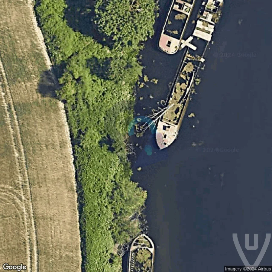 Spooky Boat abandoned location in Ile-de-France, Ile-de-France, France - Boat for urban exploration