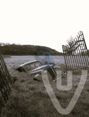 La voiture entre les clôtures urban exploration location in France - Image 2