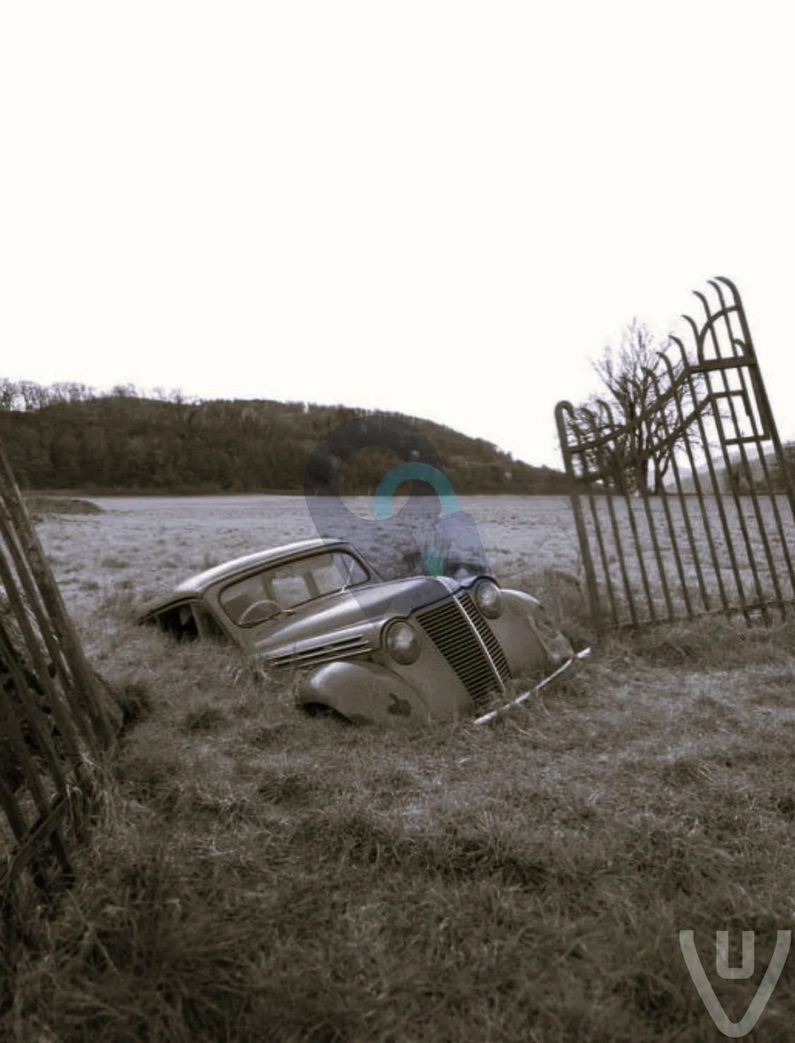 La voiture entre les clôtures urban exploration location in France - Image 2