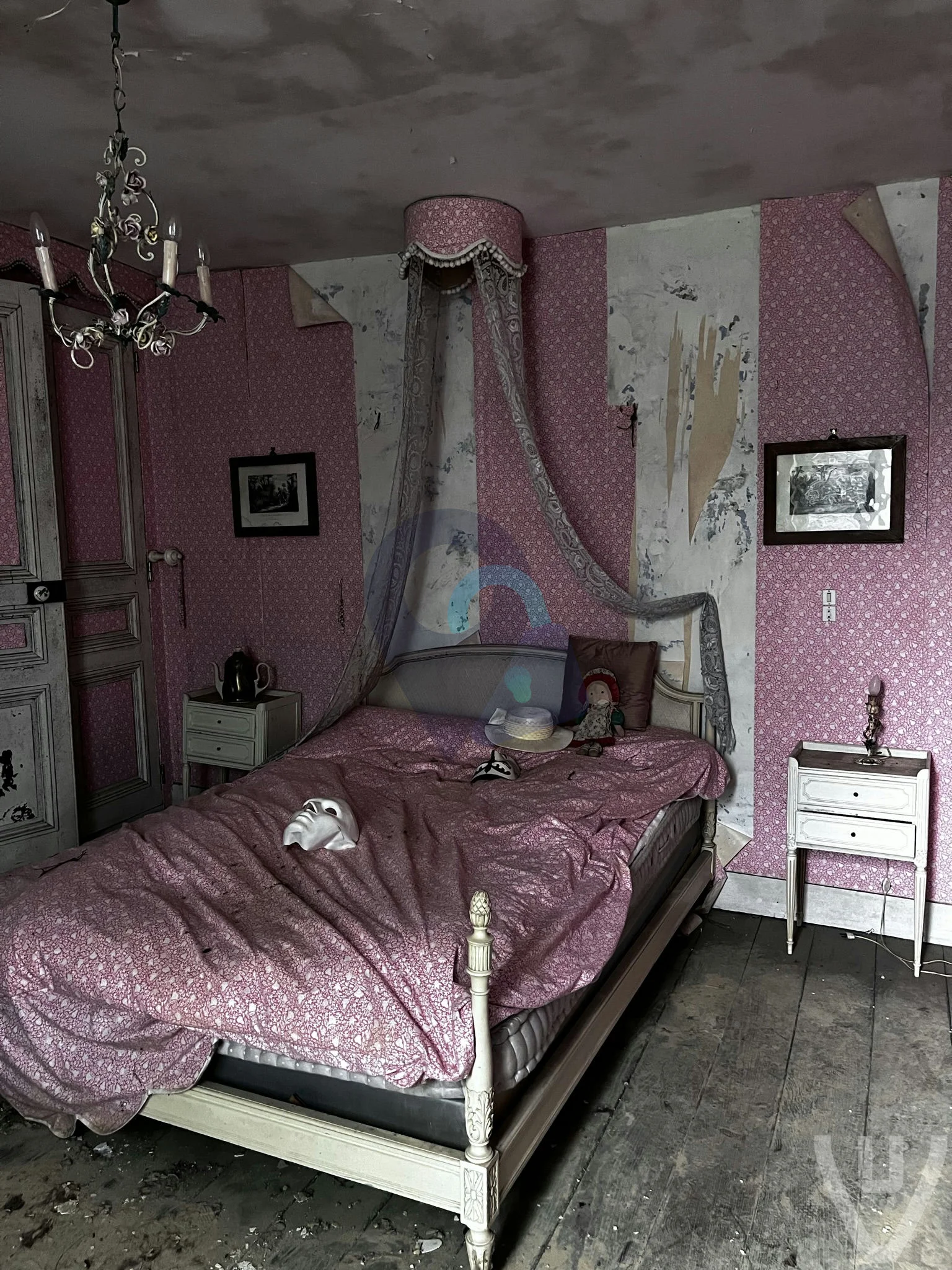 Chateau Jamais Le Meme / Pink Bed House urban exploration location in France - Image 2
