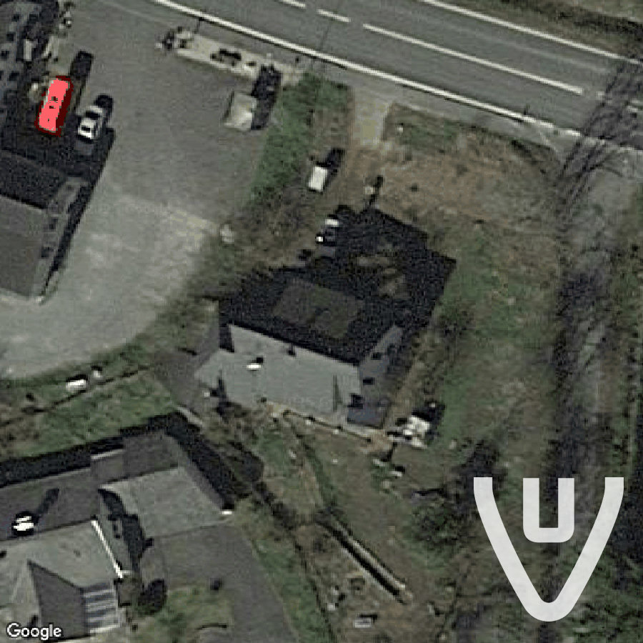 Weibes Haus mit schragem dach