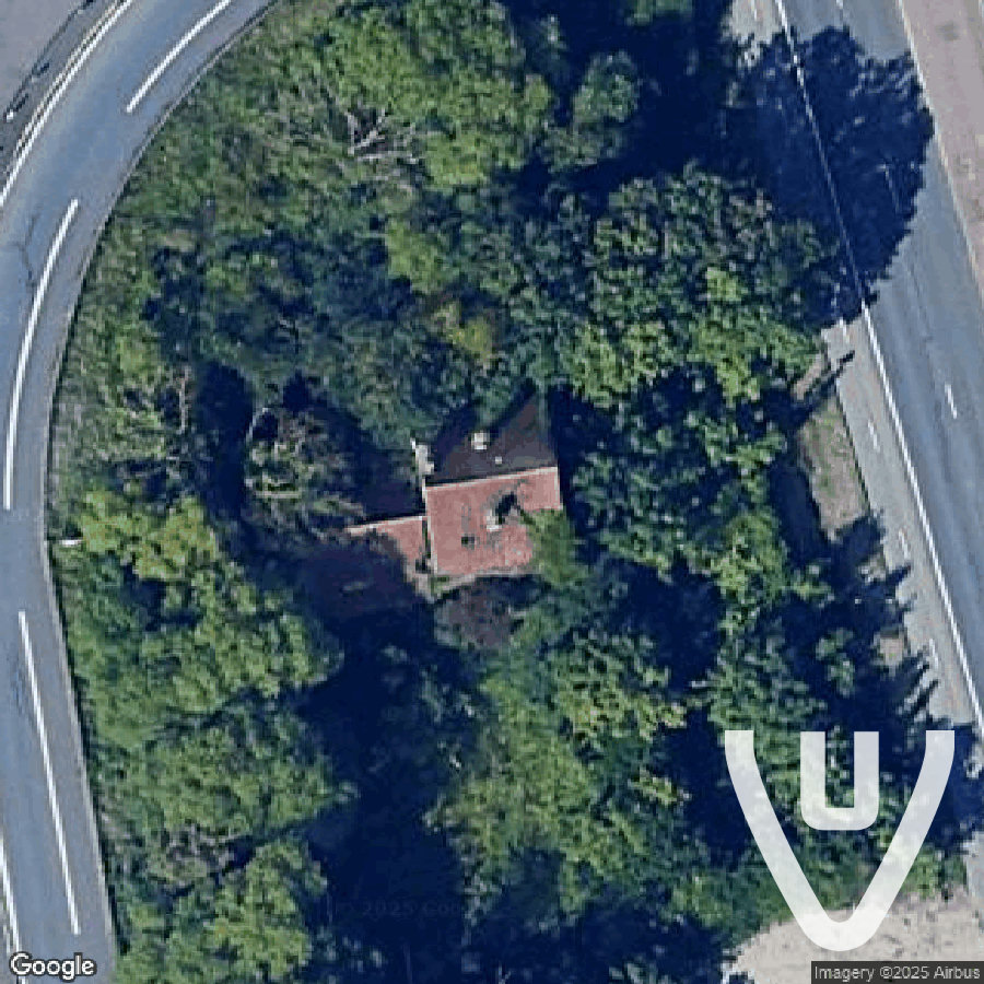 The house between the streets