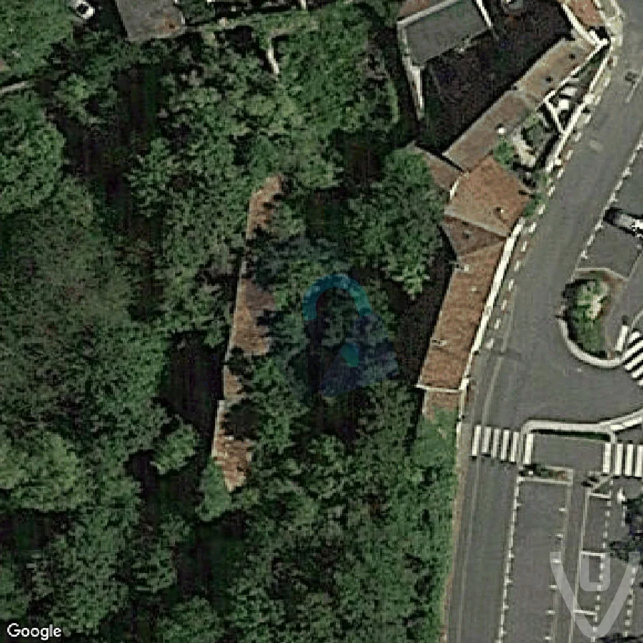 Maison avec voitures abandonnées