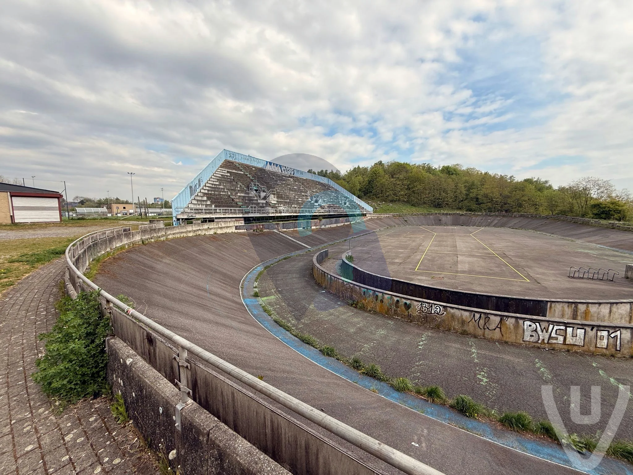Le Velodrome / Le Velodome urban exploration location in Belgium - Image 8