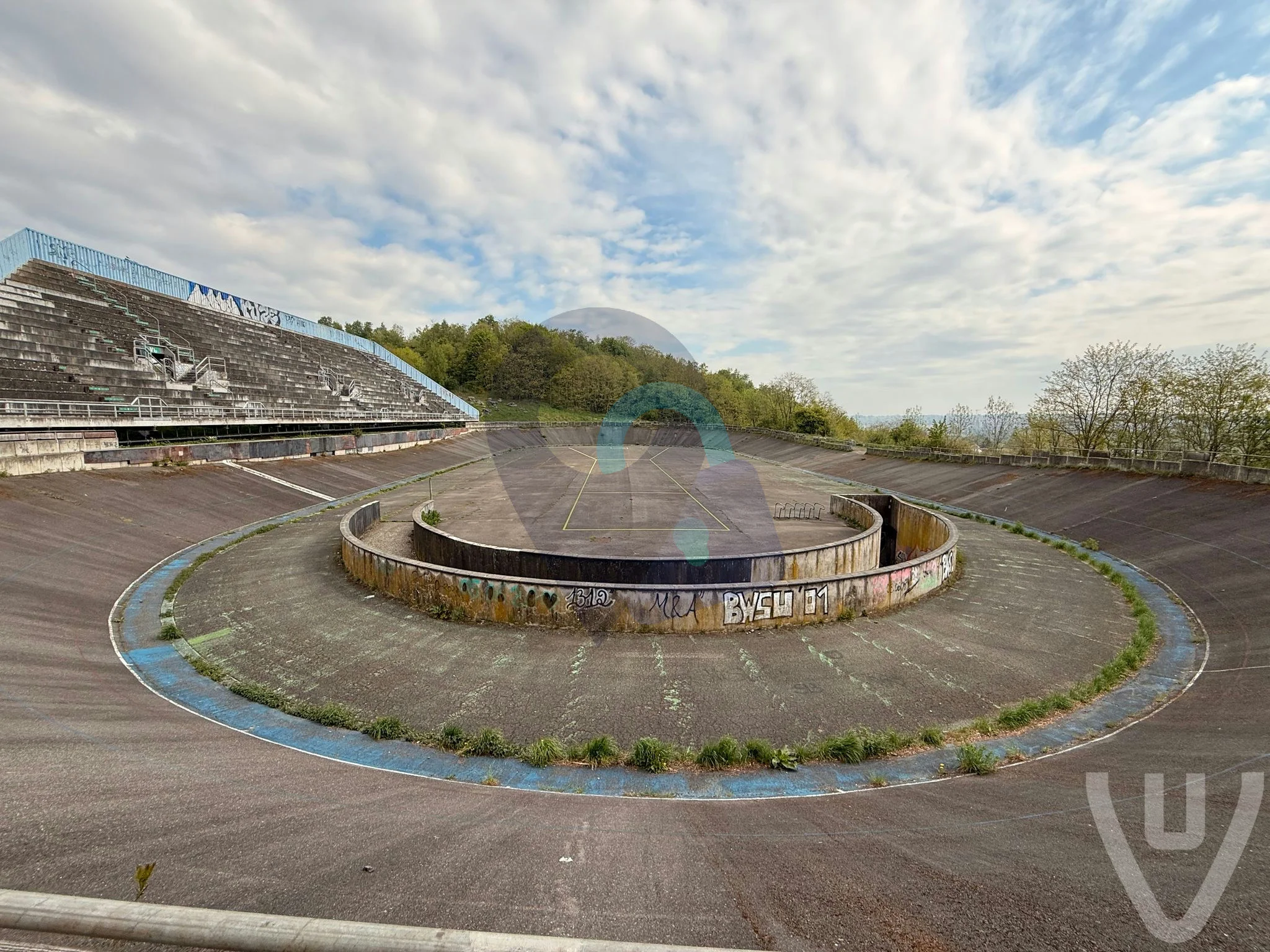 Le Velodrome / Le Velodome urban exploration location in Belgium - Image 9