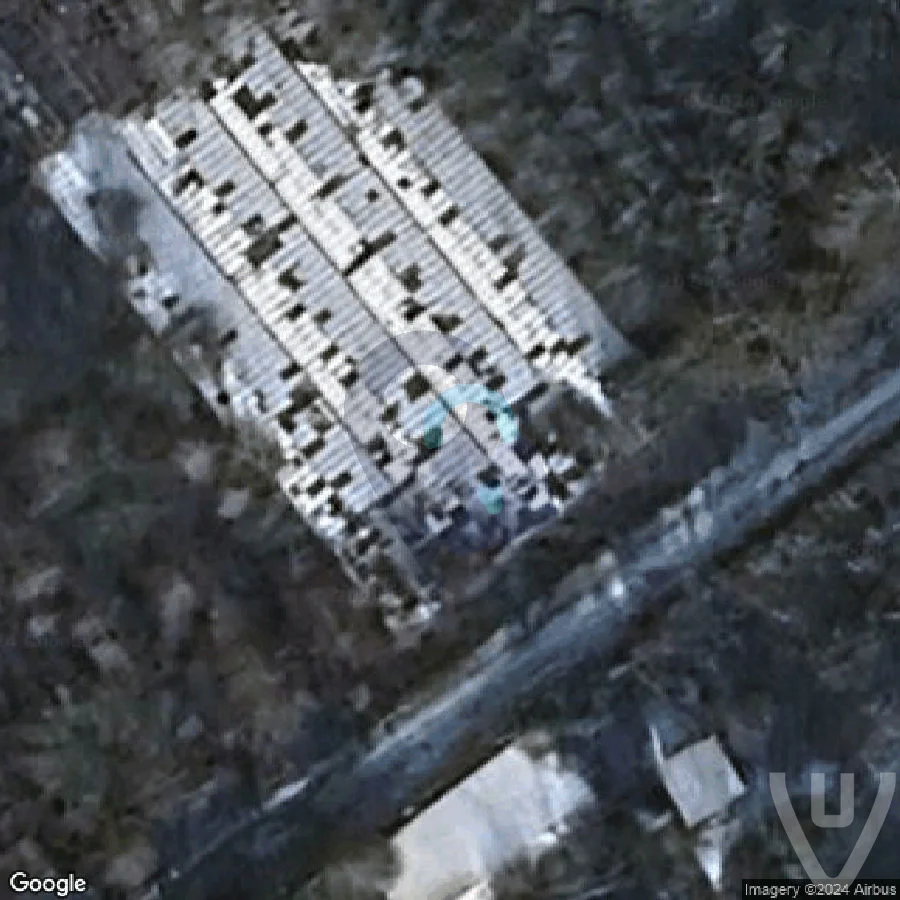 Ferme avec grandes serres abandoned location in Ile-de-France, Ile-de-France, France - Farm for urban exploration