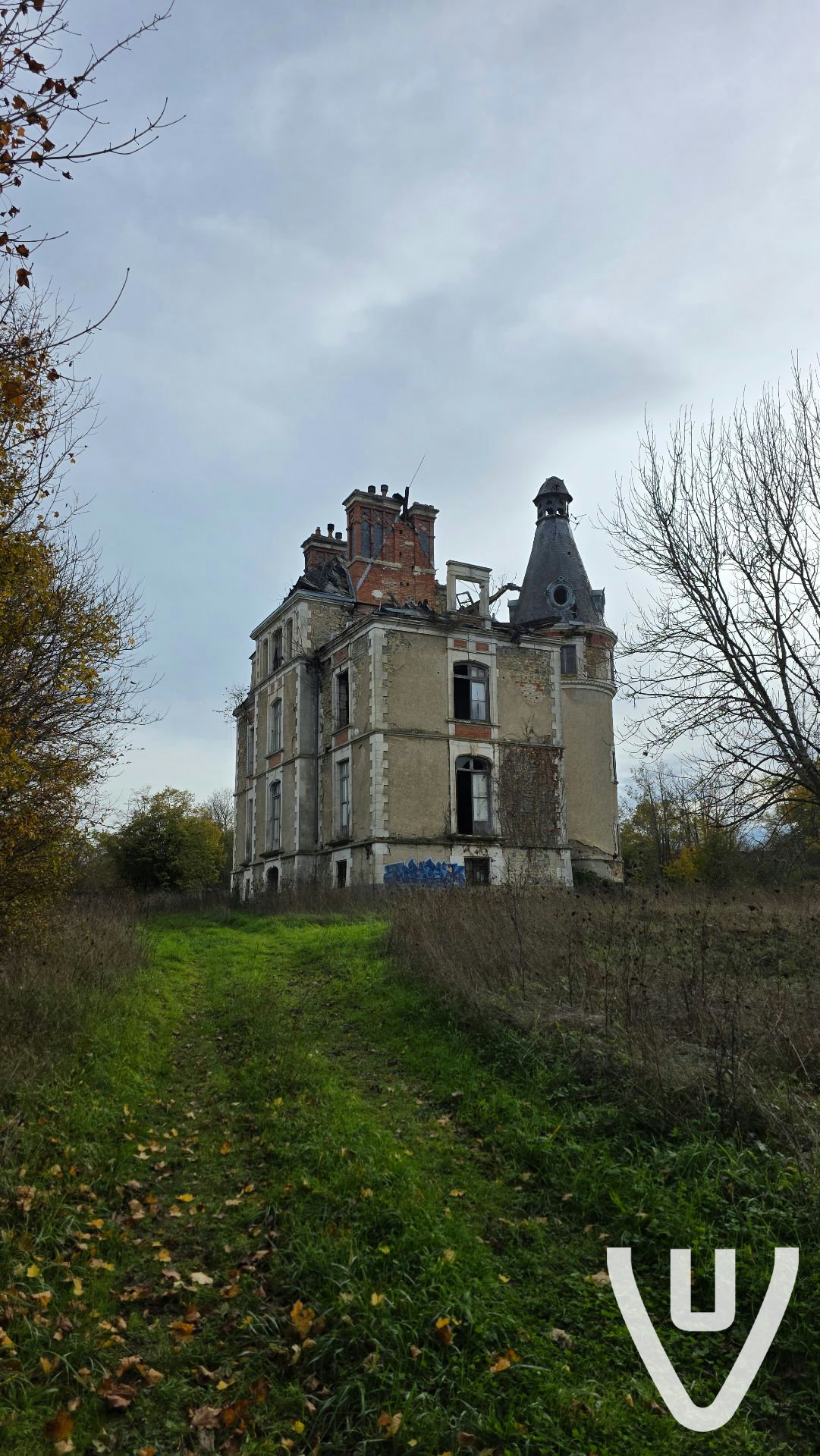 Château très mal en point, tout s'écroule