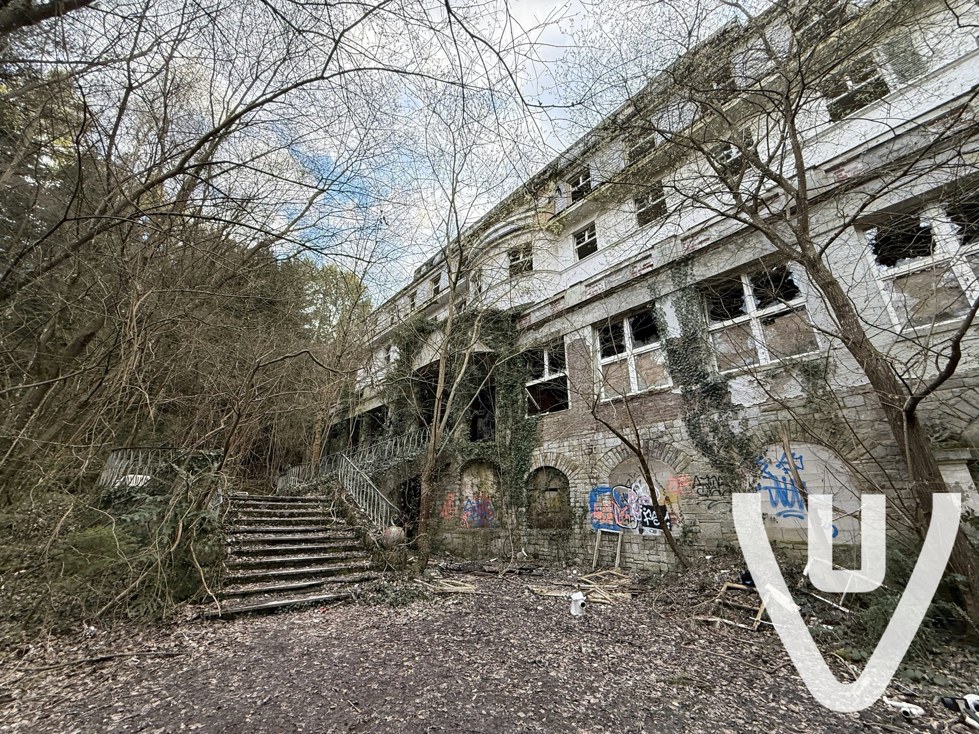 Its was a beautiful location only im not really sure about the safety, lot of walls have come down as well as roofs.