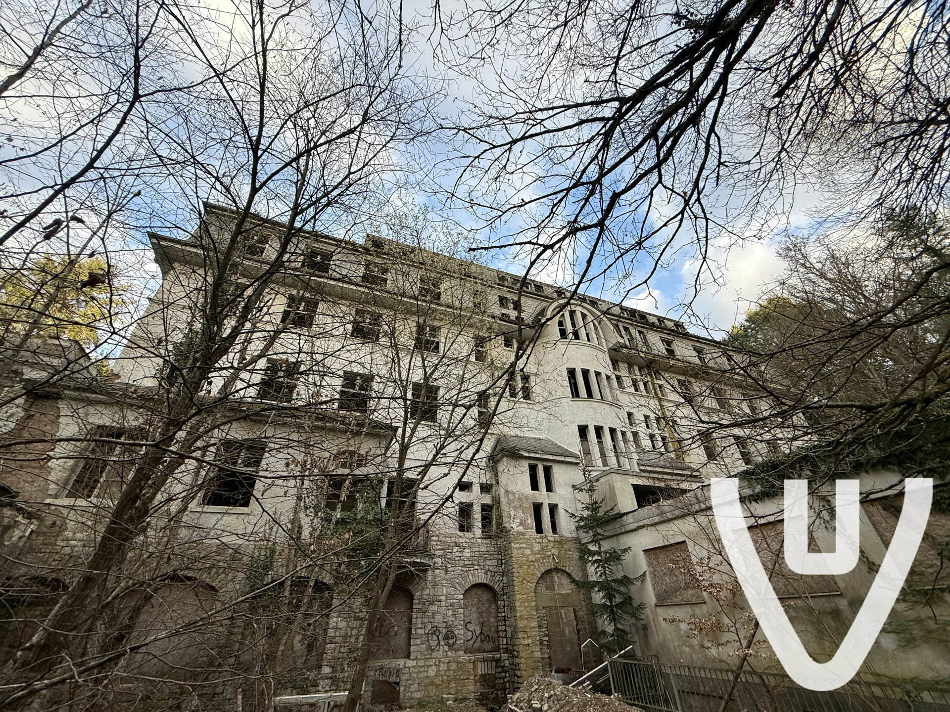 Its was a beautiful location only im not really sure about the safety, lot of walls have come down as well as roofs.