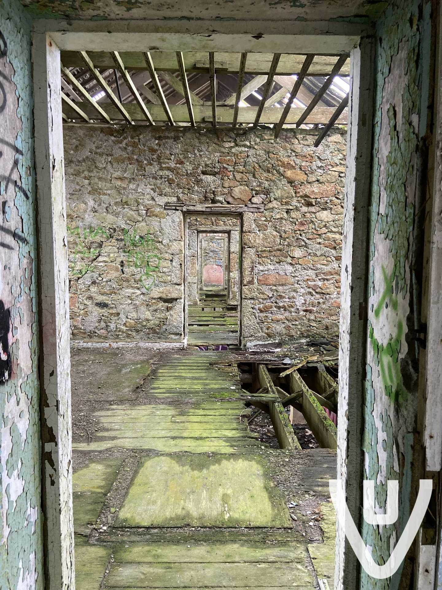Community photo of Barn Of Danger in United Kingdom by CashWidener: Watch your step inside. Cool graffity and enough rooms and hallways to explore to get your fix.