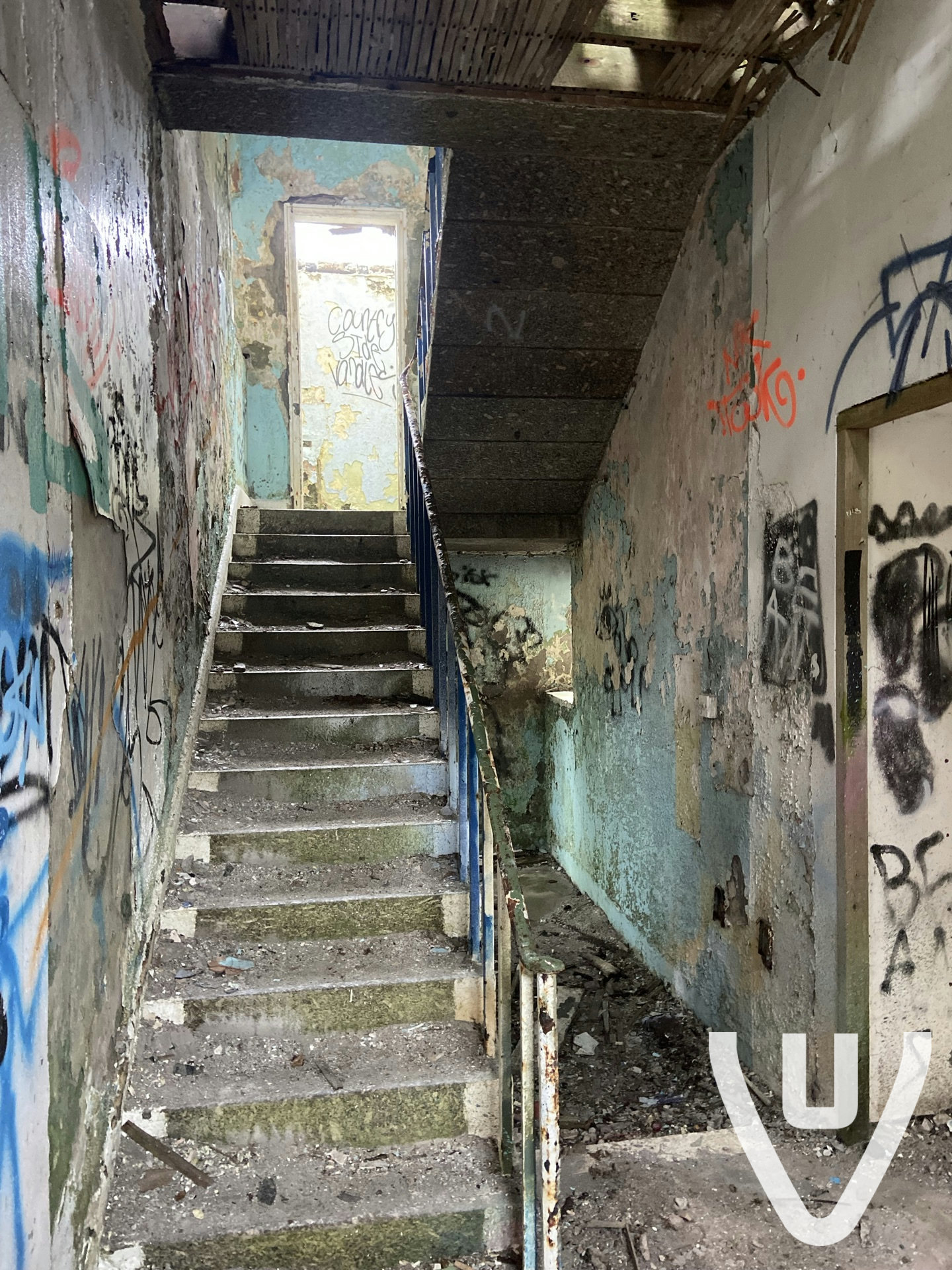 Community photo of Barn Of Danger in United Kingdom by CashWidener: Watch your step inside. Cool graffity and enough rooms and hallways to explore to get your fix.