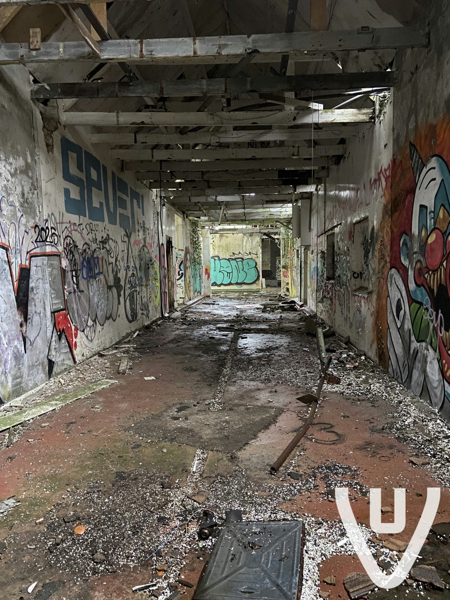 Community photo of Barn Of Danger in United Kingdom by CashWidener: Watch your step inside. Cool graffity and enough rooms and hallways to explore to get your fix.