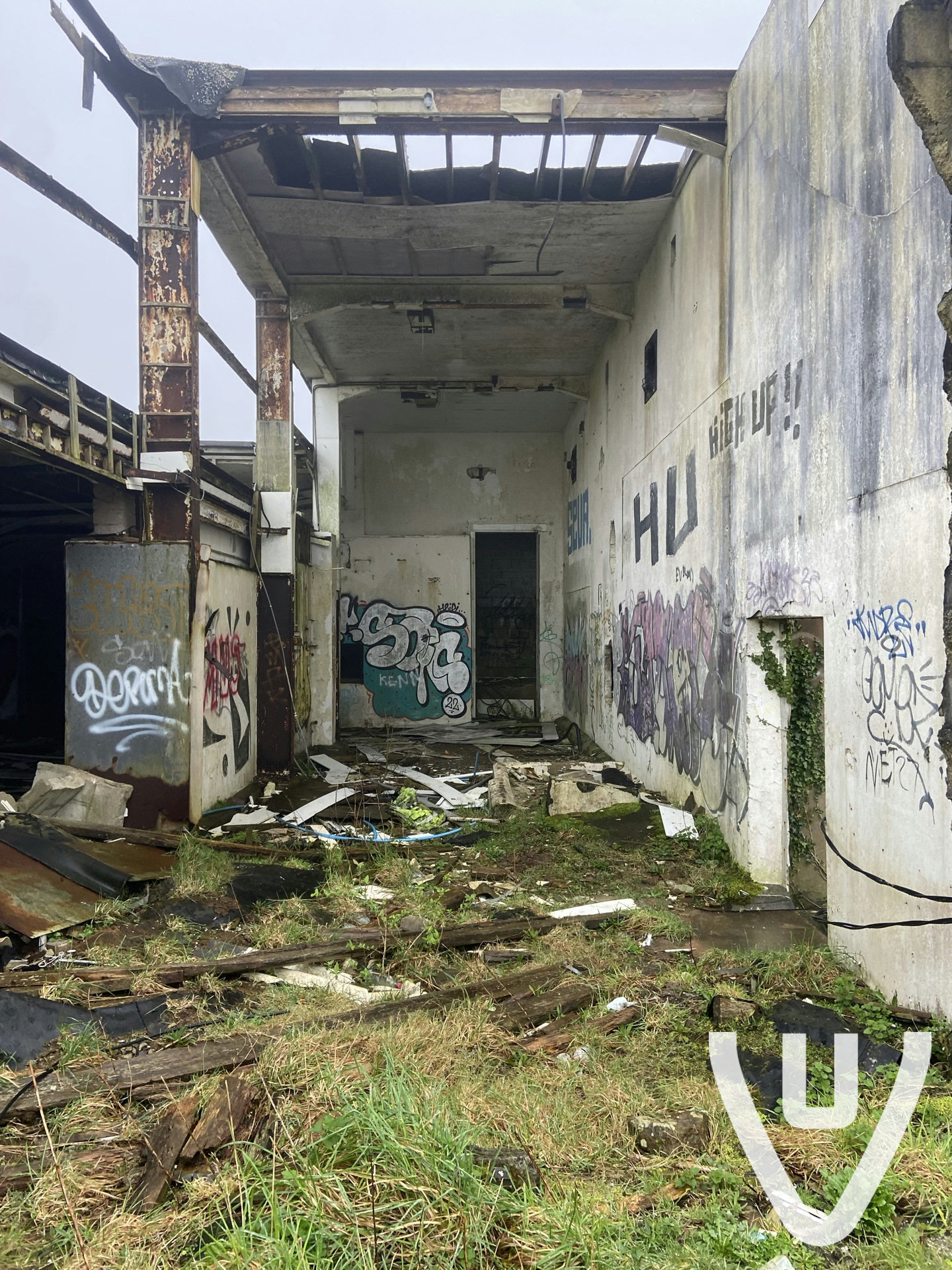 Community photo of Barn Of Danger in United Kingdom by CashWidener: Watch your step inside. Cool graffity and enough rooms and hallways to explore to get your fix.