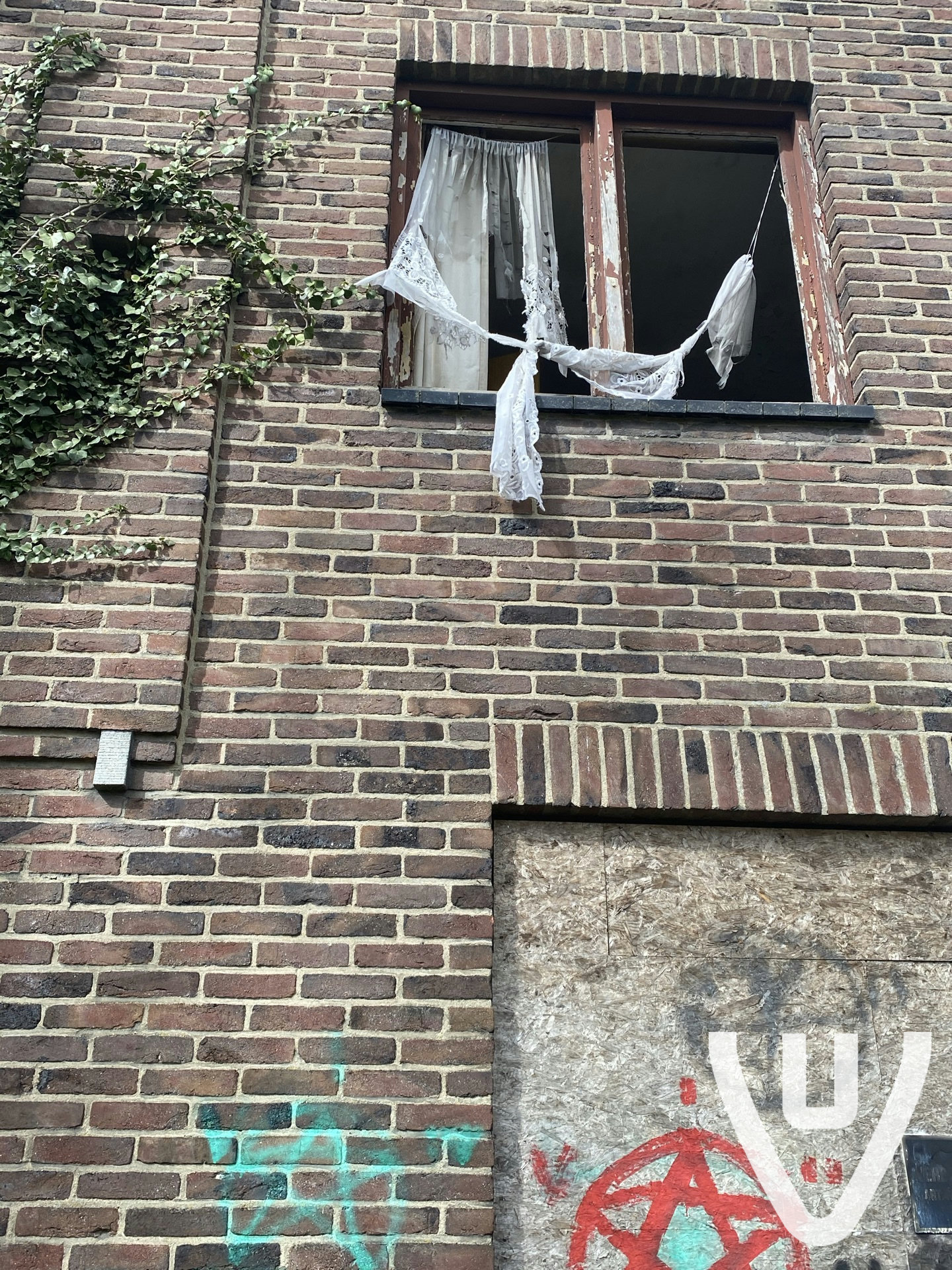 Community photo of Maison Red Curtain in Belgium by anonymous contributor - Photo 7