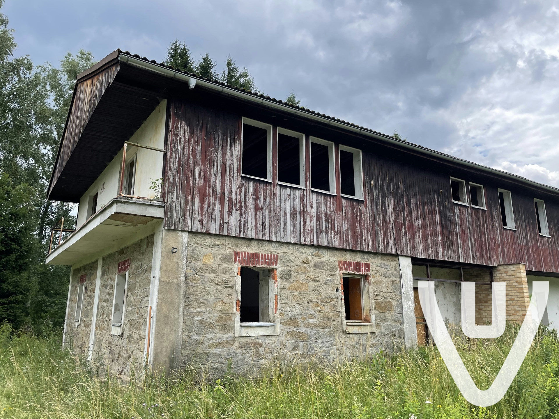 Gemakkelijk toegankelijke locatie. Binnen niet veel meer te zien (wel vleermuizen). De trap naar boven is nog in orde.