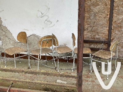 Gemakkelijk toegankelijke locatie. Binnen niet veel meer te zien (wel vleermuizen). De trap naar boven is nog in orde.