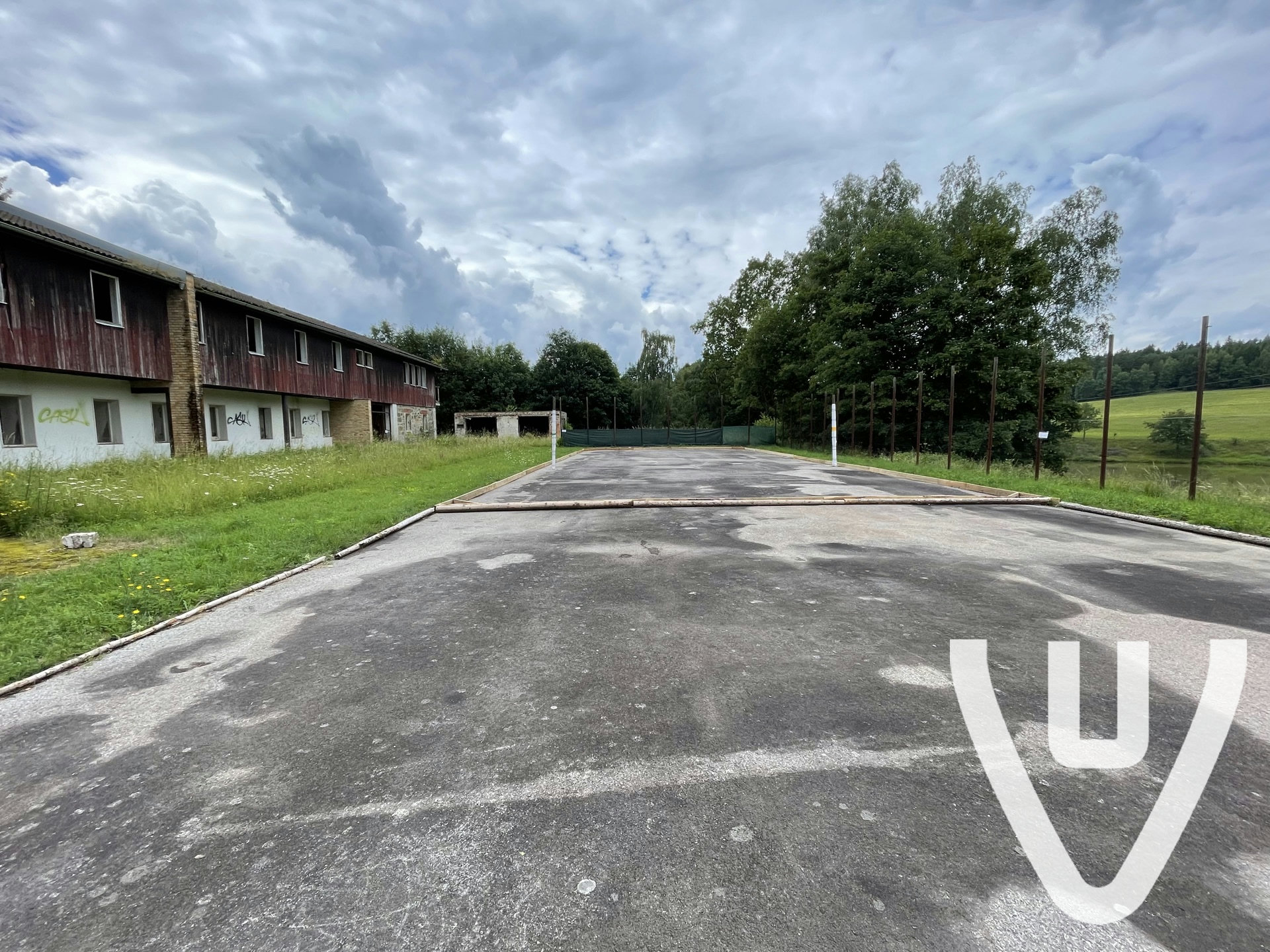 Gemakkelijk toegankelijke locatie. Binnen niet veel meer te zien (wel vleermuizen). De trap naar boven is nog in orde.