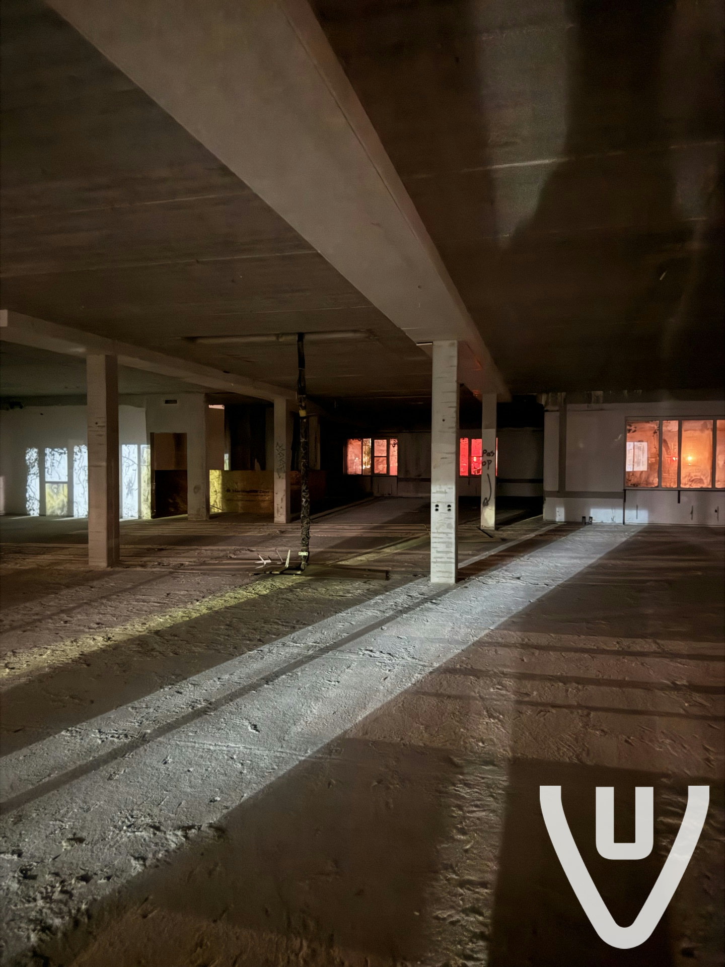 kantoorgebouw met kelder en verdieping