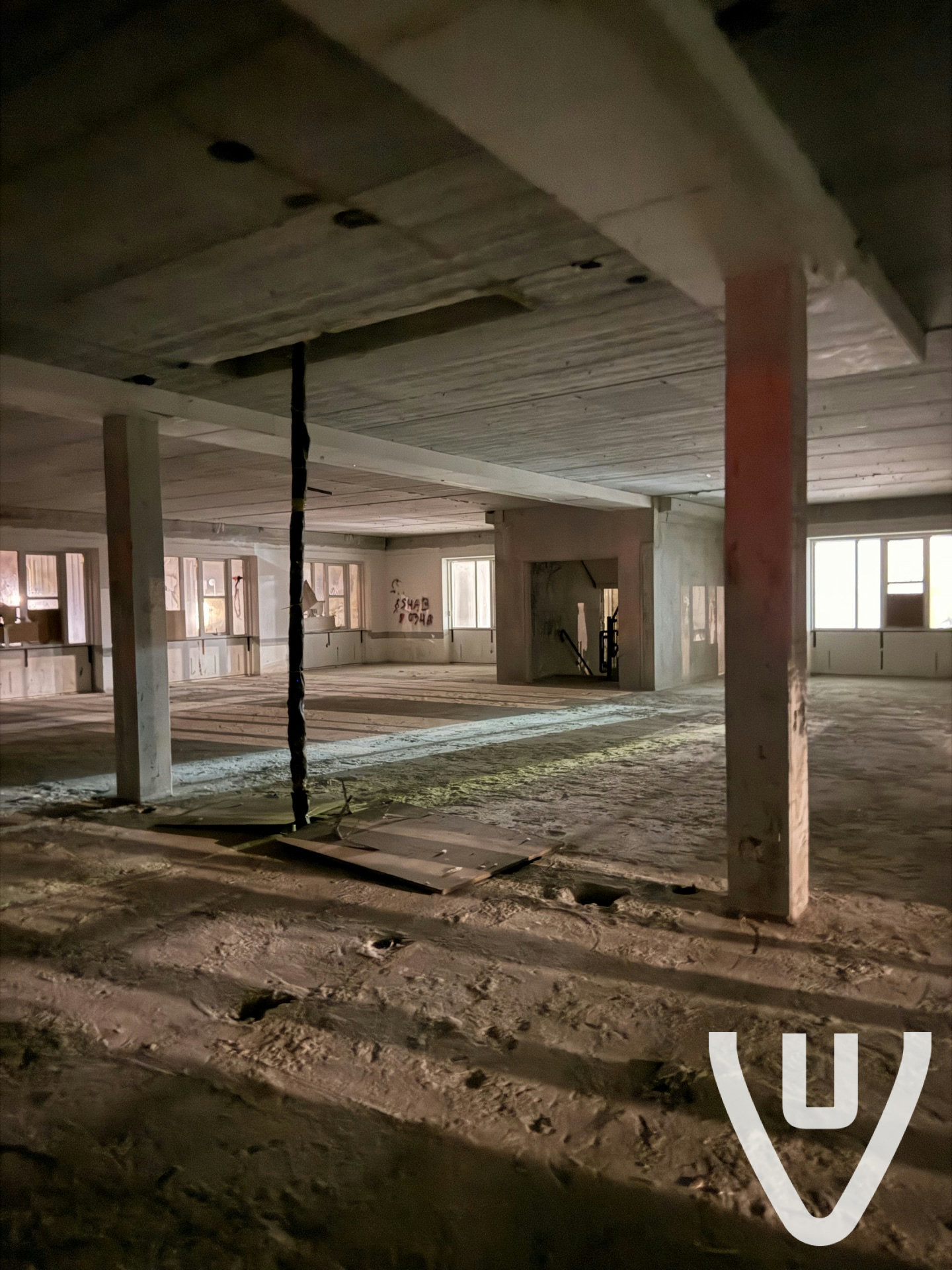 kantoorgebouw met kelder en verdieping