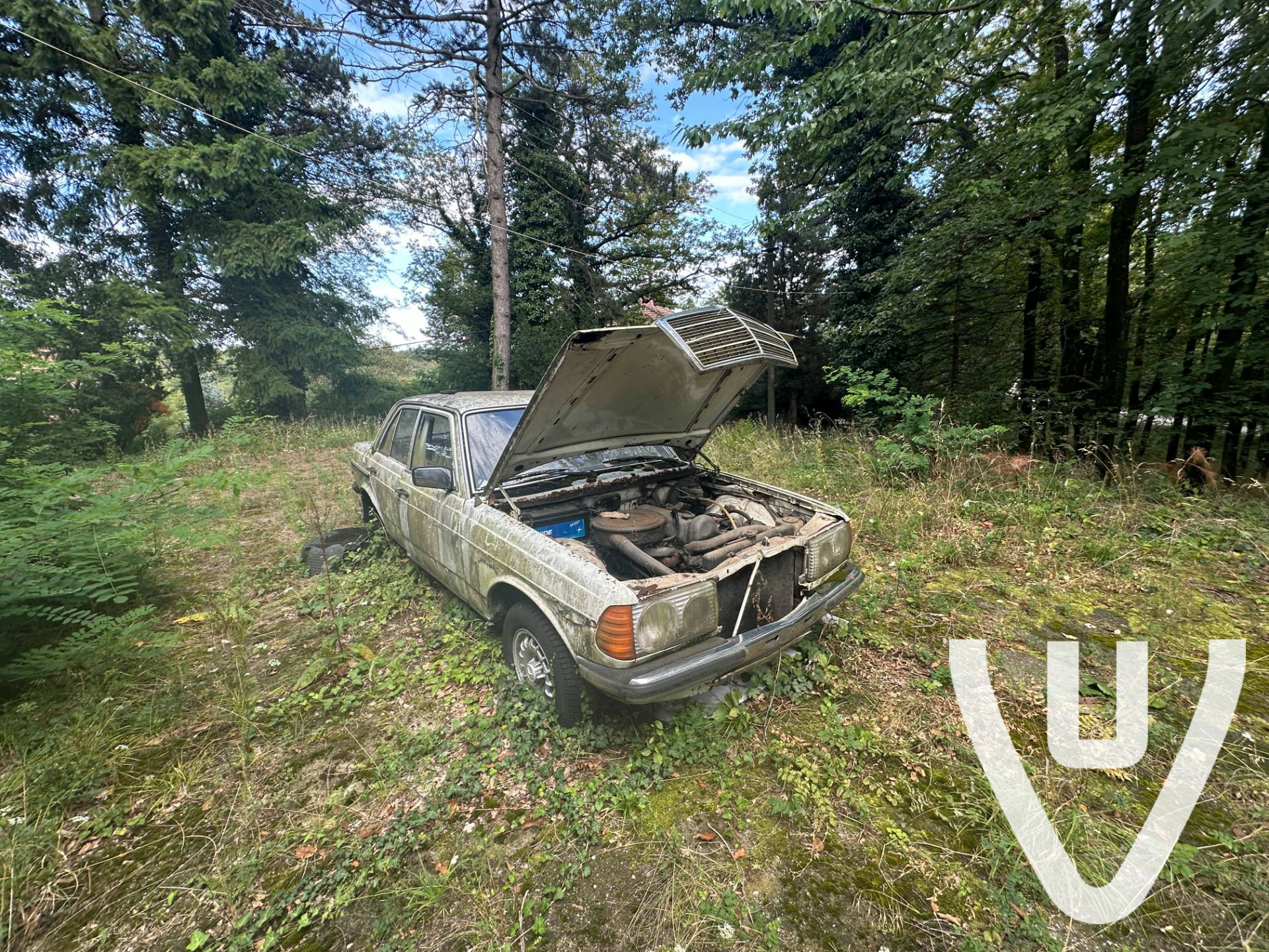 Dom so starým Mercedesom