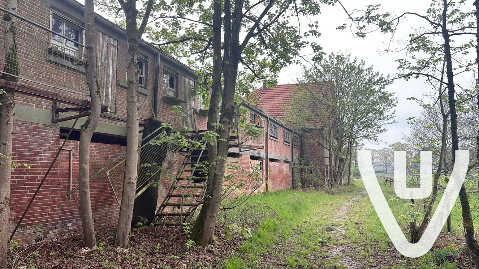 Groote boerderij met gebouw en huis