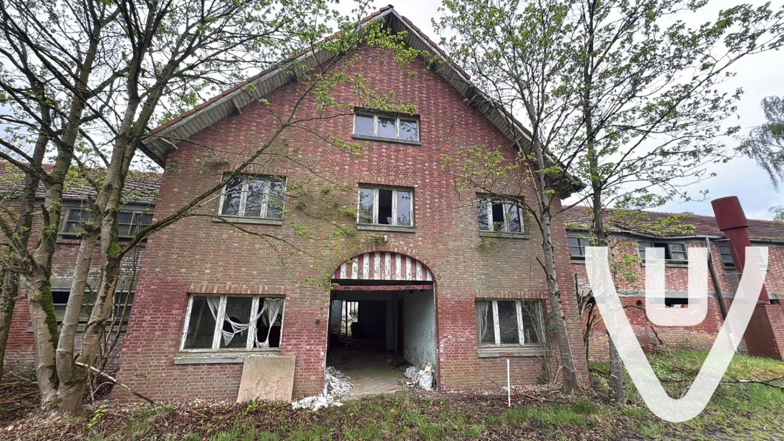 Groote boerderij met gebouw en huis