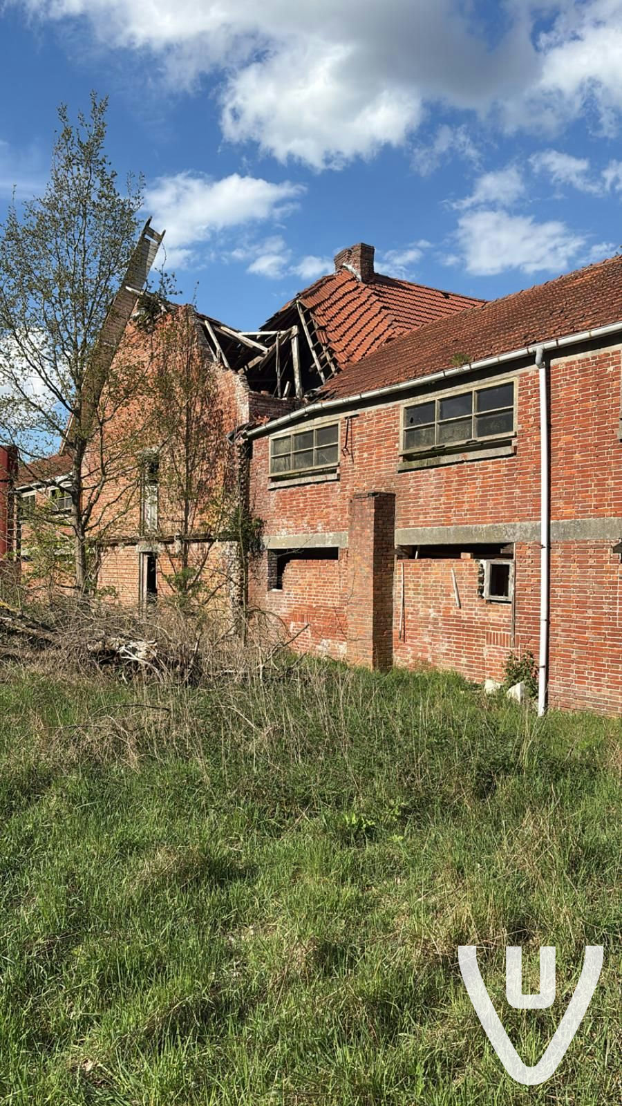 Groote boerderij met gebouw en huis