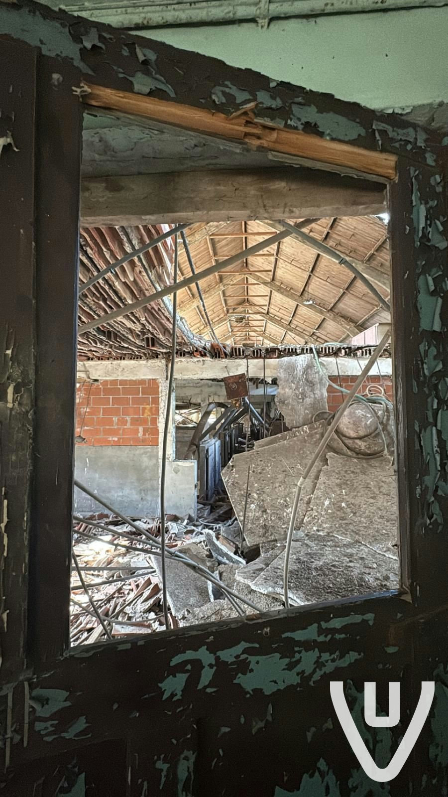 Groote boerderij met gebouw en huis