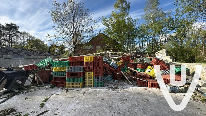 Groote boerderij met gebouw en huis
