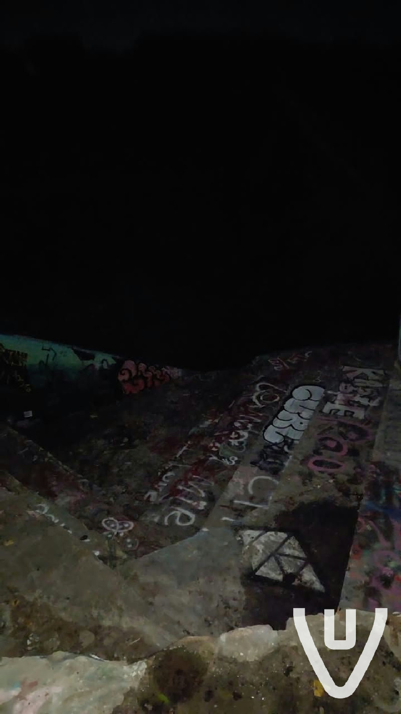 Some steps down to the tunnel