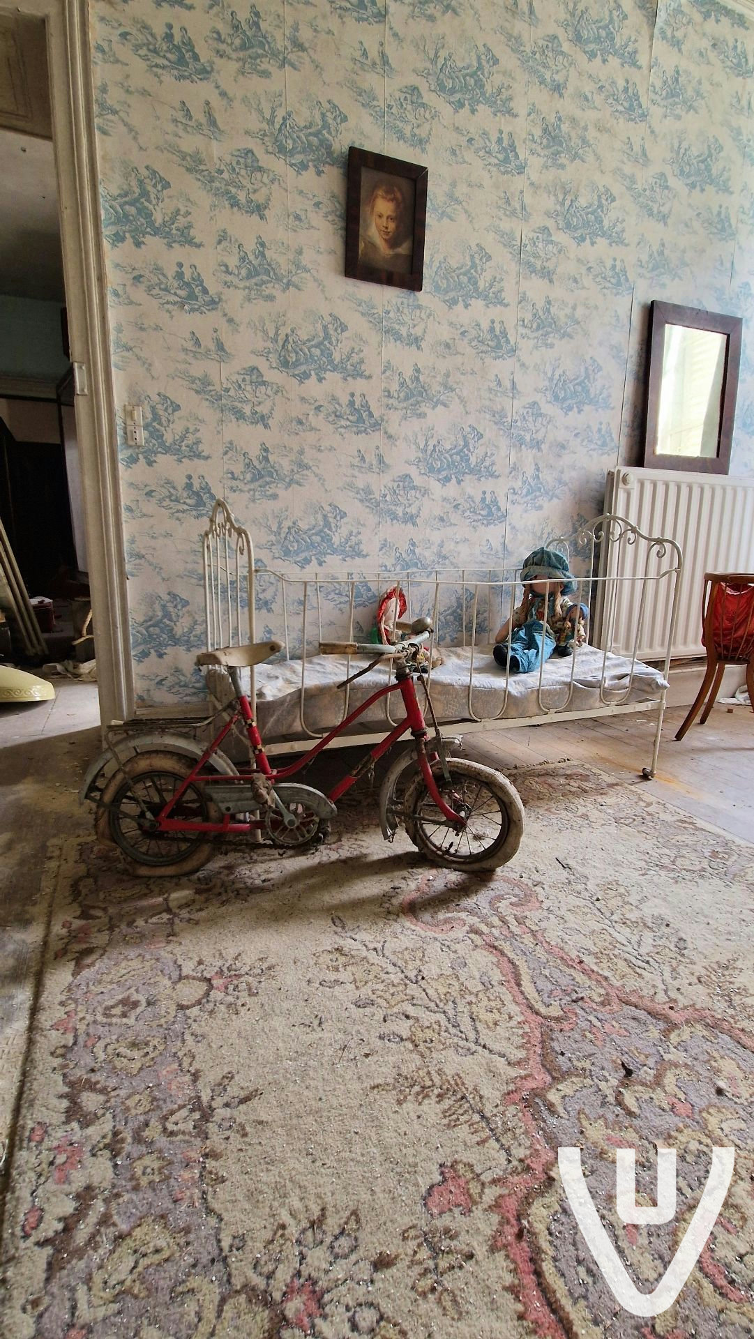 Chateau Jamais Le Meme / Pink Bed House