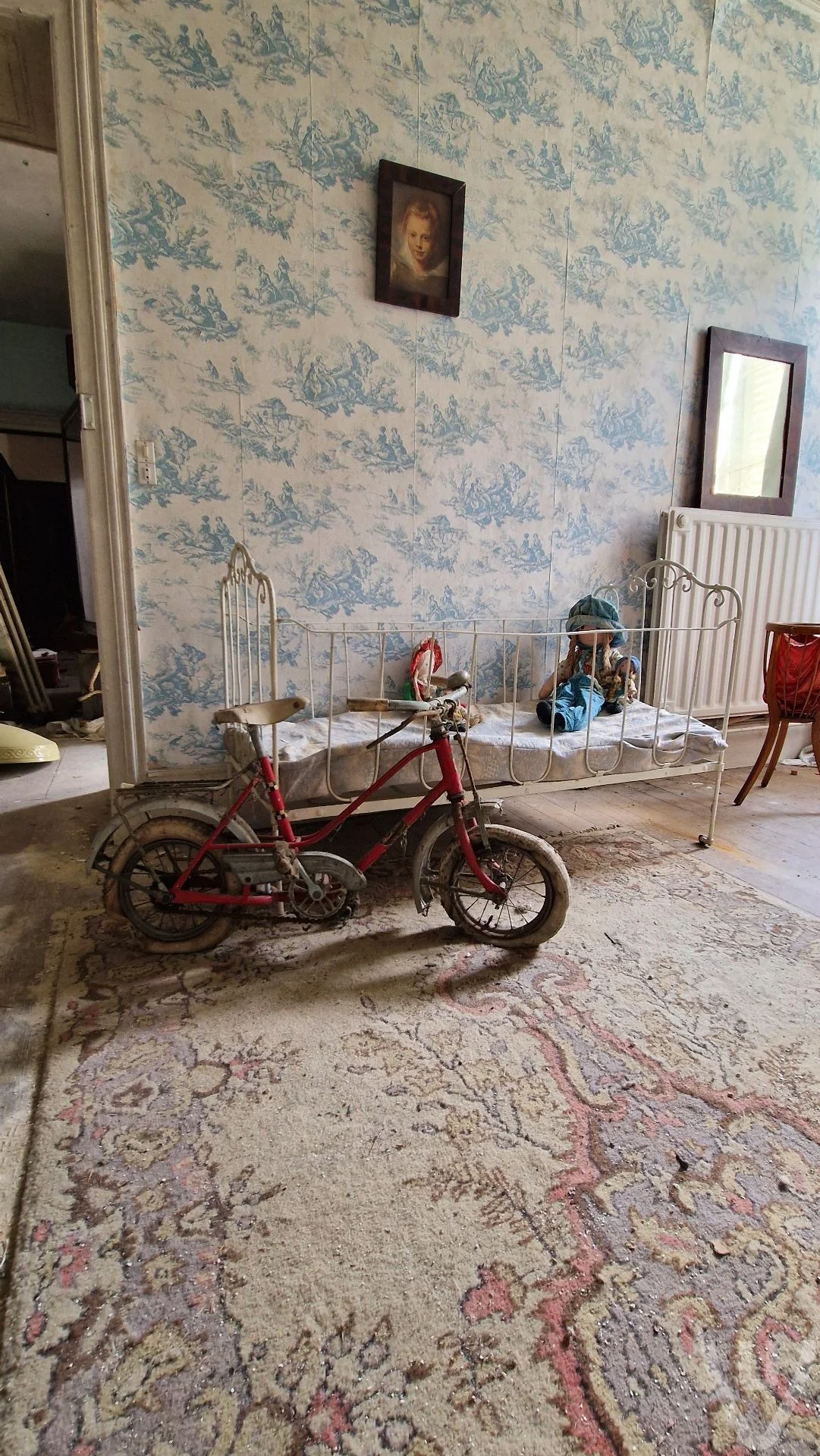 Chateau Jamais Le Meme / Pink Bed House