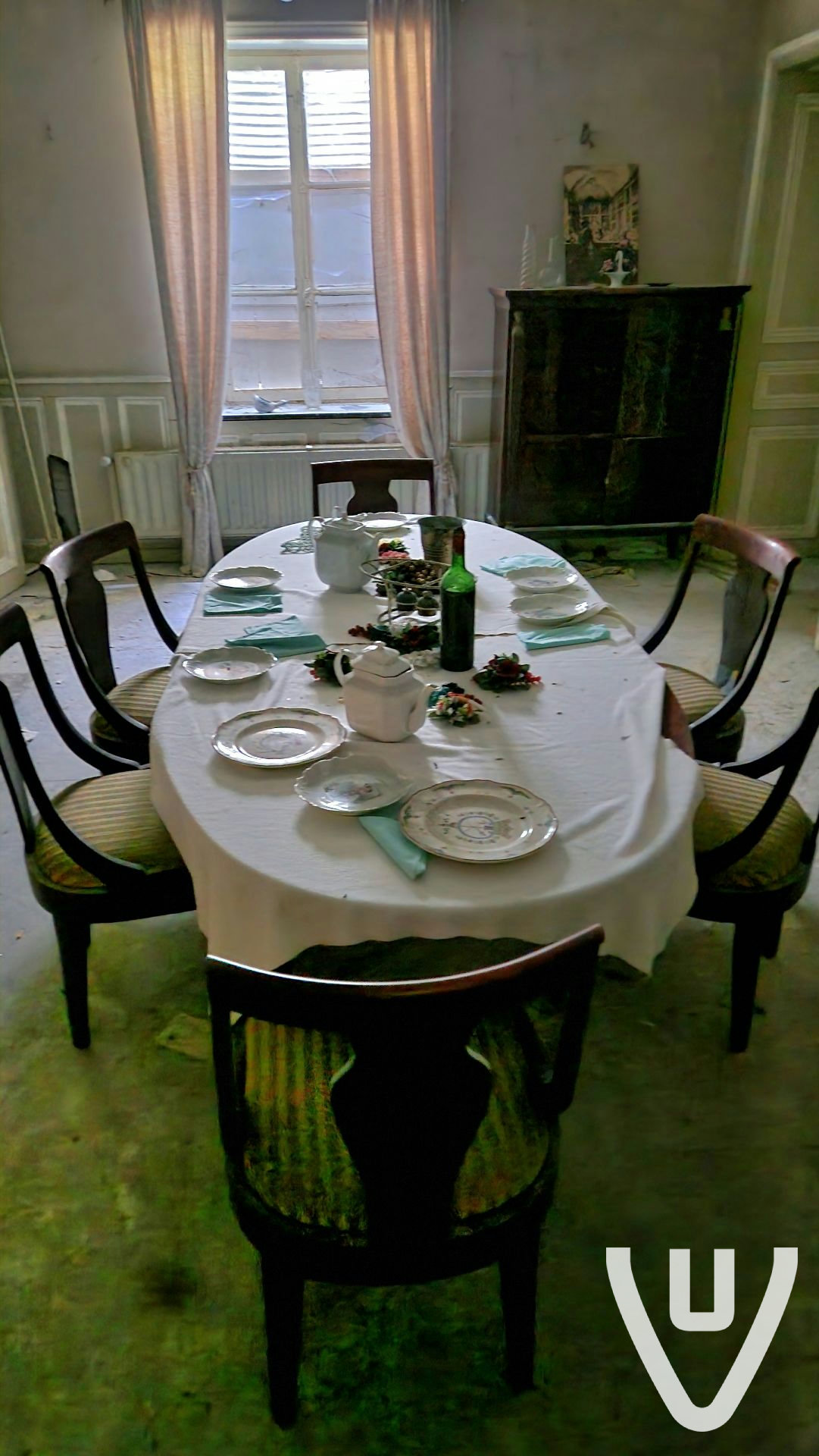 Chateau Jamais Le Meme / Pink Bed House