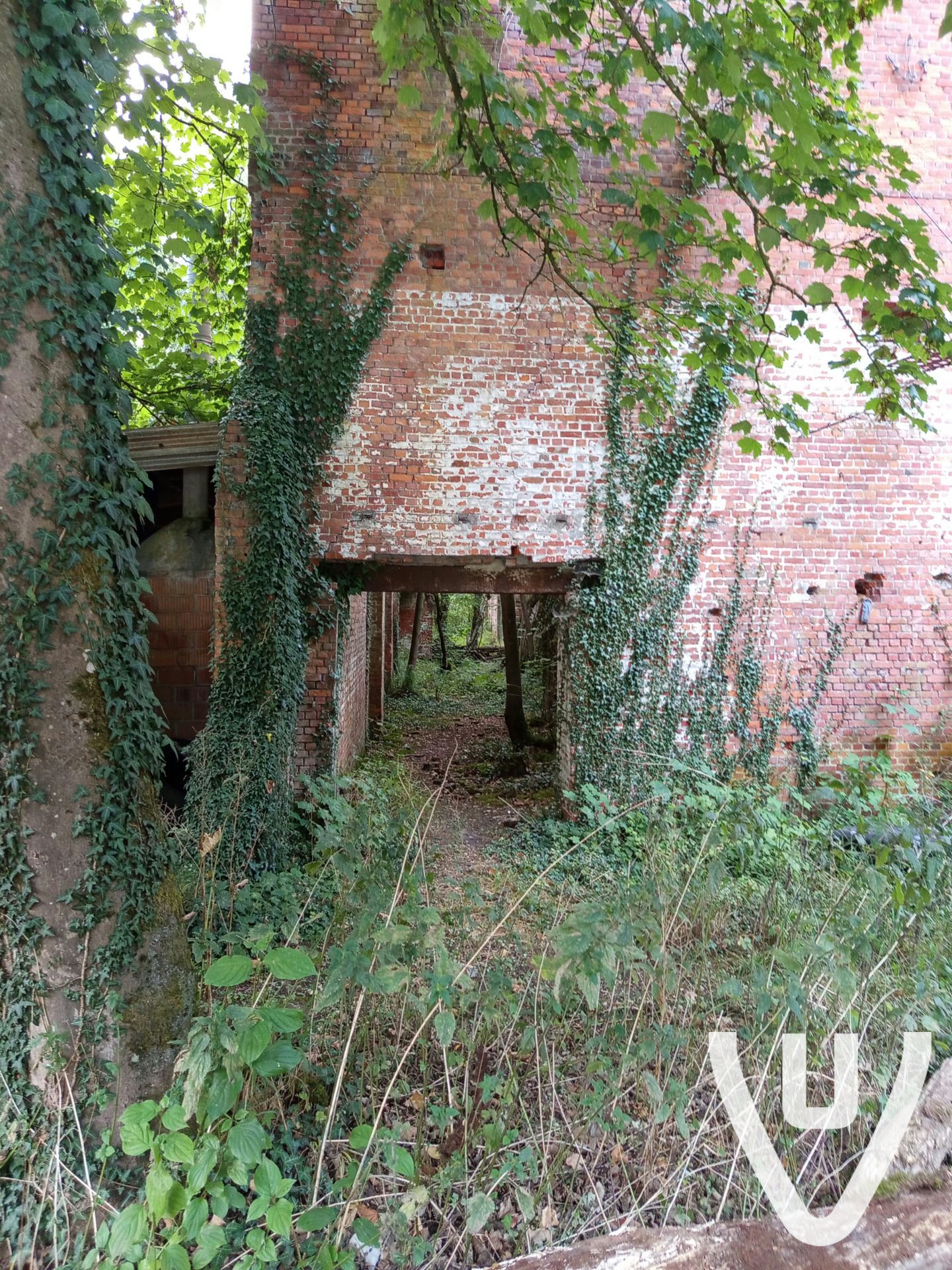 Heel makkelijk geraken via de straat het bos in je moet dan onder een prikkeldraad en dan kan je naar de locatie gaan echt de moeite wie houd van oud en vervallen gebieden veel  tunnels naar andere gebieden, let wel op zijn daar aan verbouwen voor vleermuizen