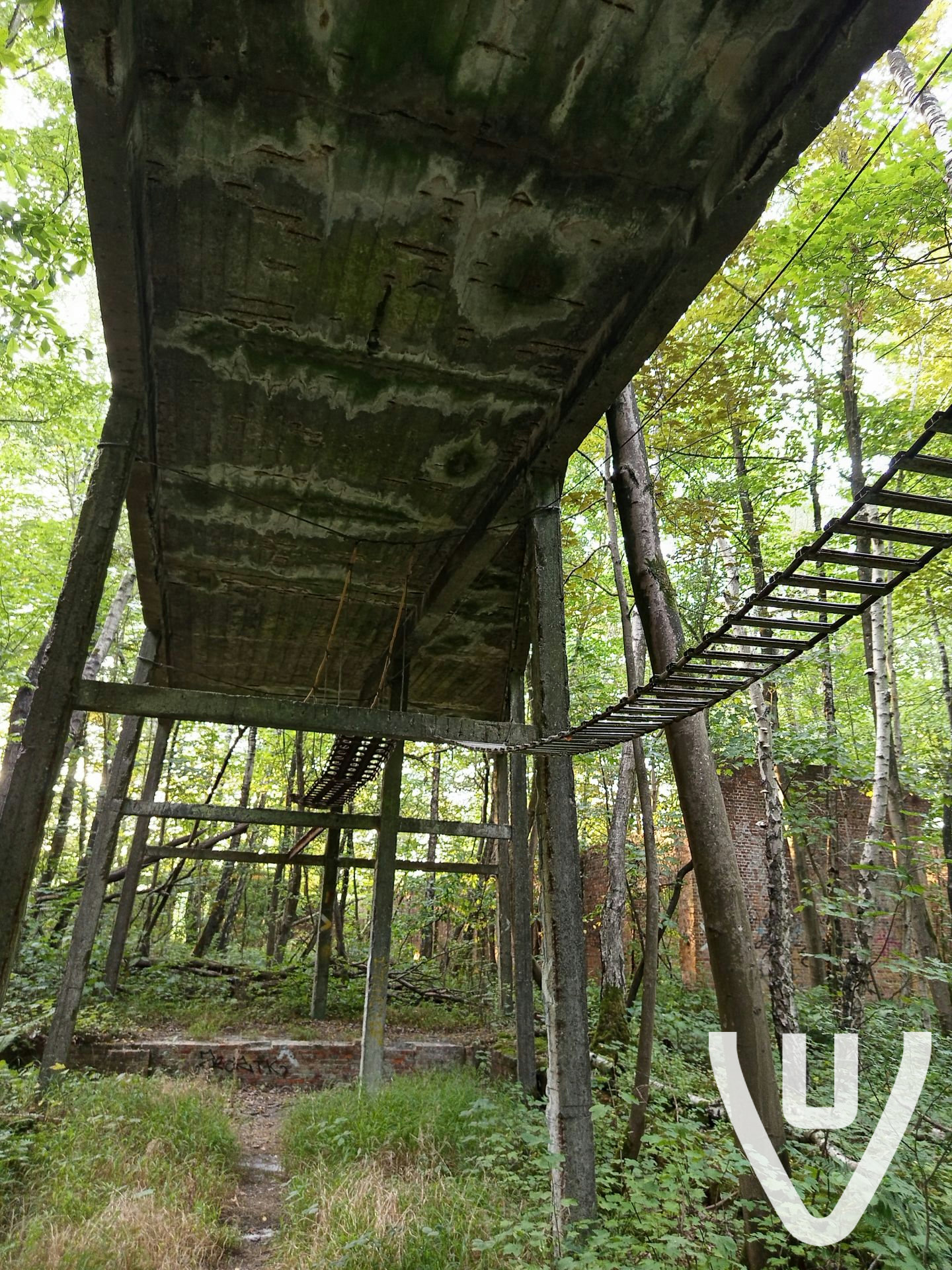 Heel makkelijk geraken via de straat het bos in je moet dan onder een prikkeldraad en dan kan je naar de locatie gaan echt de moeite wie houd van oud en vervallen gebieden veel  tunnels naar andere gebieden, let wel op zijn daar aan verbouwen voor vleermuizen