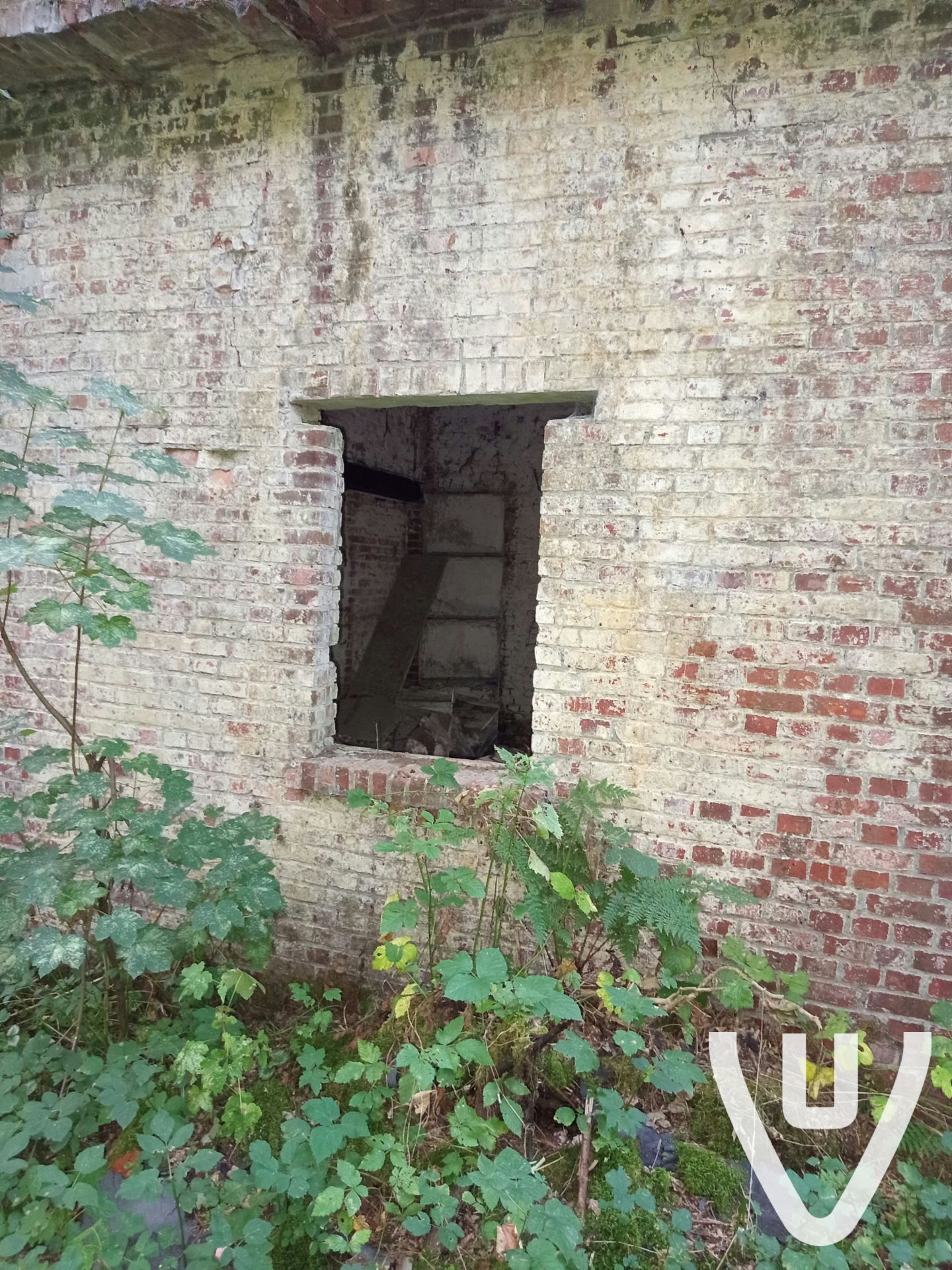 Heel makkelijk geraken via de straat het bos in je moet dan onder een prikkeldraad en dan kan je naar de locatie gaan echt de moeite wie houd van oud en vervallen gebieden veel  tunnels naar andere gebieden, let wel op zijn daar aan verbouwen voor vleermuizen