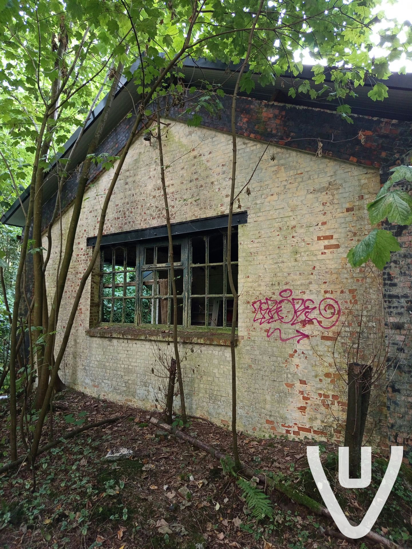 Heel makkelijk geraken via de straat het bos in je moet dan onder een prikkeldraad en dan kan je naar de locatie gaan echt de moeite wie houd van oud en vervallen gebieden veel  tunnels naar andere gebieden, let wel op zijn daar aan verbouwen voor vleermuizen