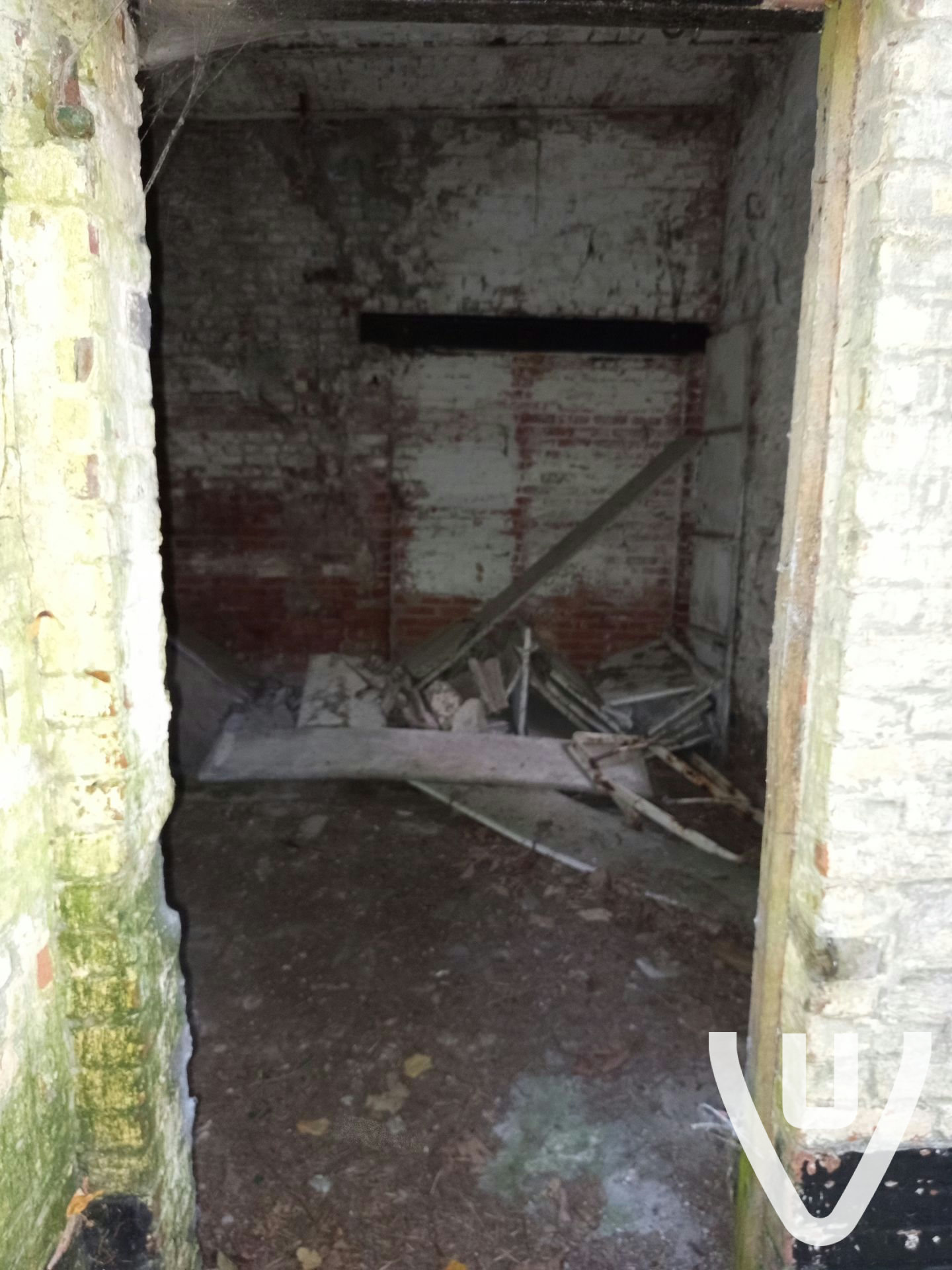 Heel makkelijk geraken via de straat het bos in je moet dan onder een prikkeldraad en dan kan je naar de locatie gaan echt de moeite wie houd van oud en vervallen gebieden veel  tunnels naar andere gebieden, let wel op zijn daar aan verbouwen voor vleermuizen