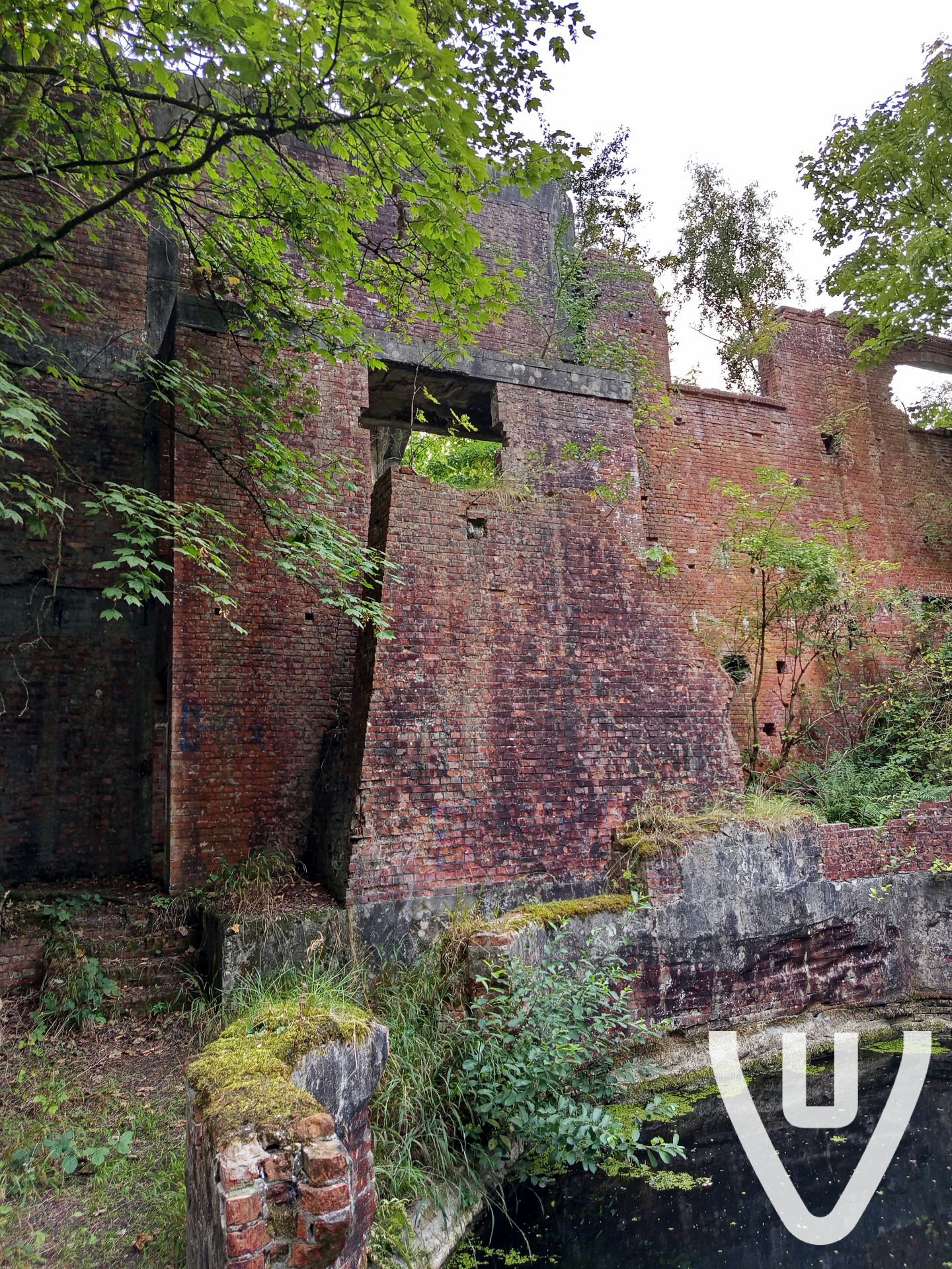 Heel makkelijk geraken via de straat het bos in je moet dan onder een prikkeldraad en dan kan je naar de locatie gaan echt de moeite wie houd van oud en vervallen gebieden veel  tunnels naar andere gebieden, let wel op zijn daar aan verbouwen voor vleermuizen