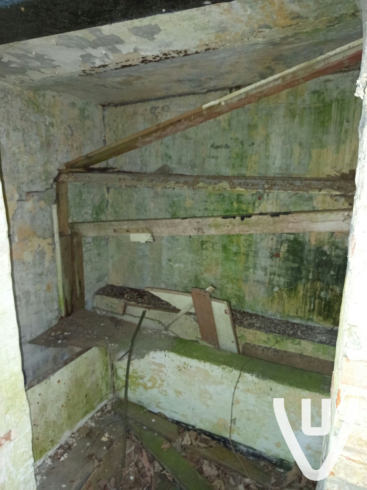 Heel makkelijk geraken via de straat het bos in je moet dan onder een prikkeldraad en dan kan je naar de locatie gaan echt de moeite wie houd van oud en vervallen gebieden veel  tunnels naar andere gebieden, let wel op zijn daar aan verbouwen voor vleermuizen