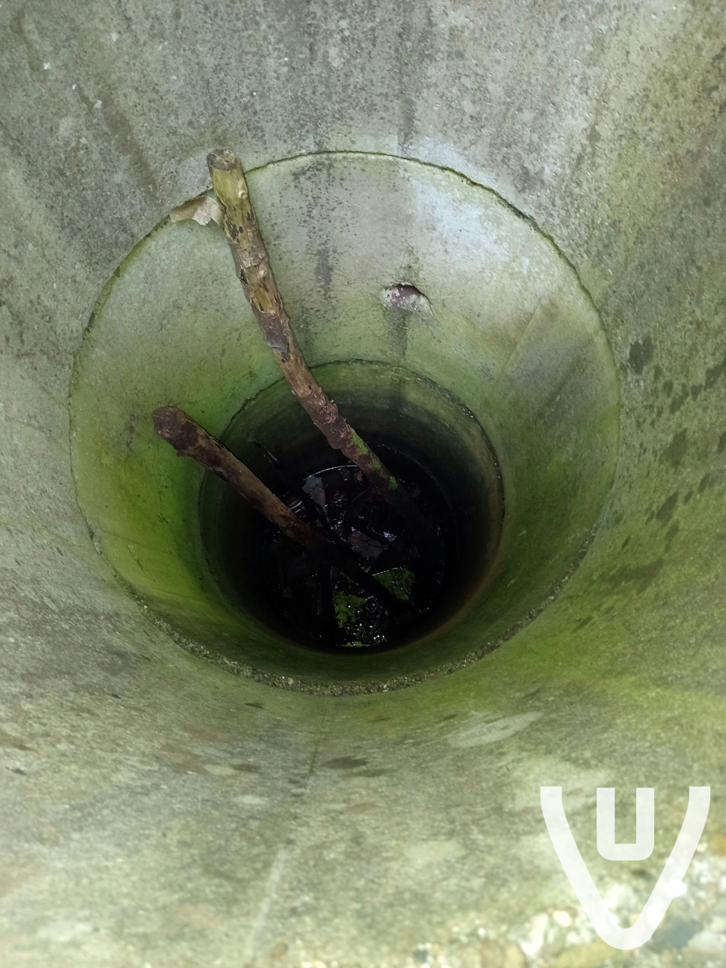 Heel makkelijk geraken via de straat het bos in je moet dan onder een prikkeldraad en dan kan je naar de locatie gaan echt de moeite wie houd van oud en vervallen gebieden veel  tunnels naar andere gebieden, let wel op zijn daar aan verbouwen voor vleermuizen