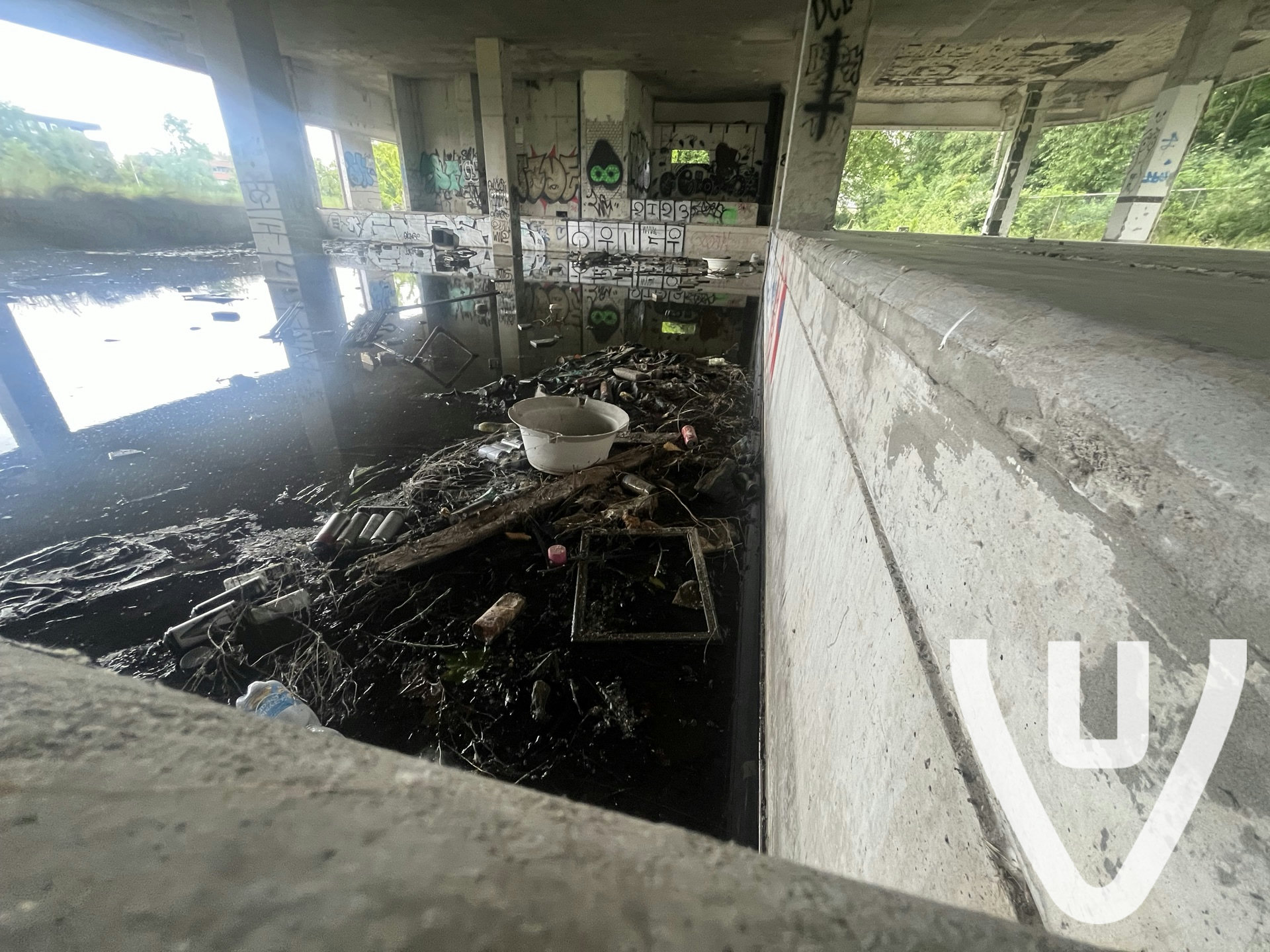 Binnen  ( begane grond) 
en buiten  voor aanzicht