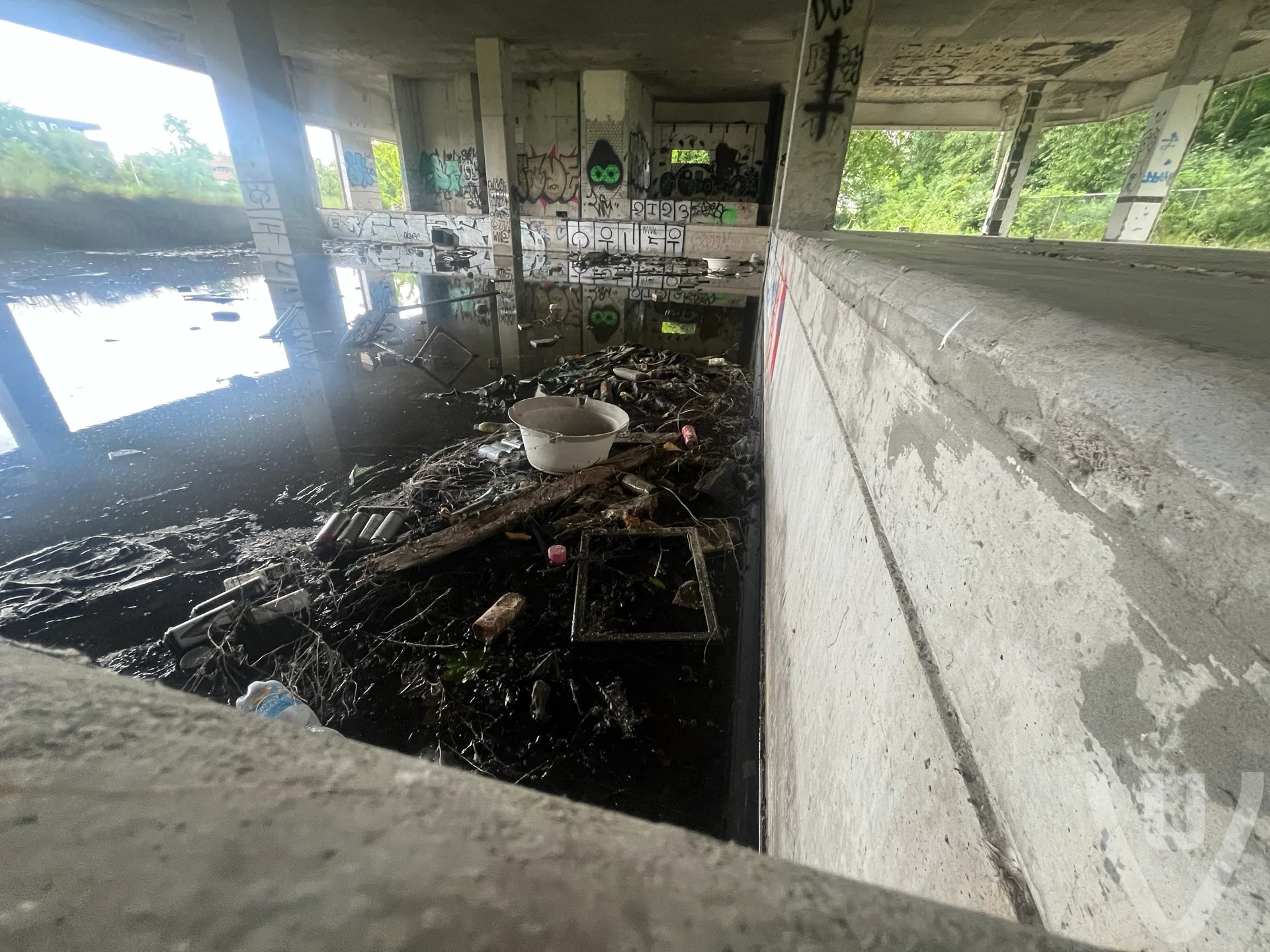 Binnen  ( begane grond) 
en buiten  voor aanzicht