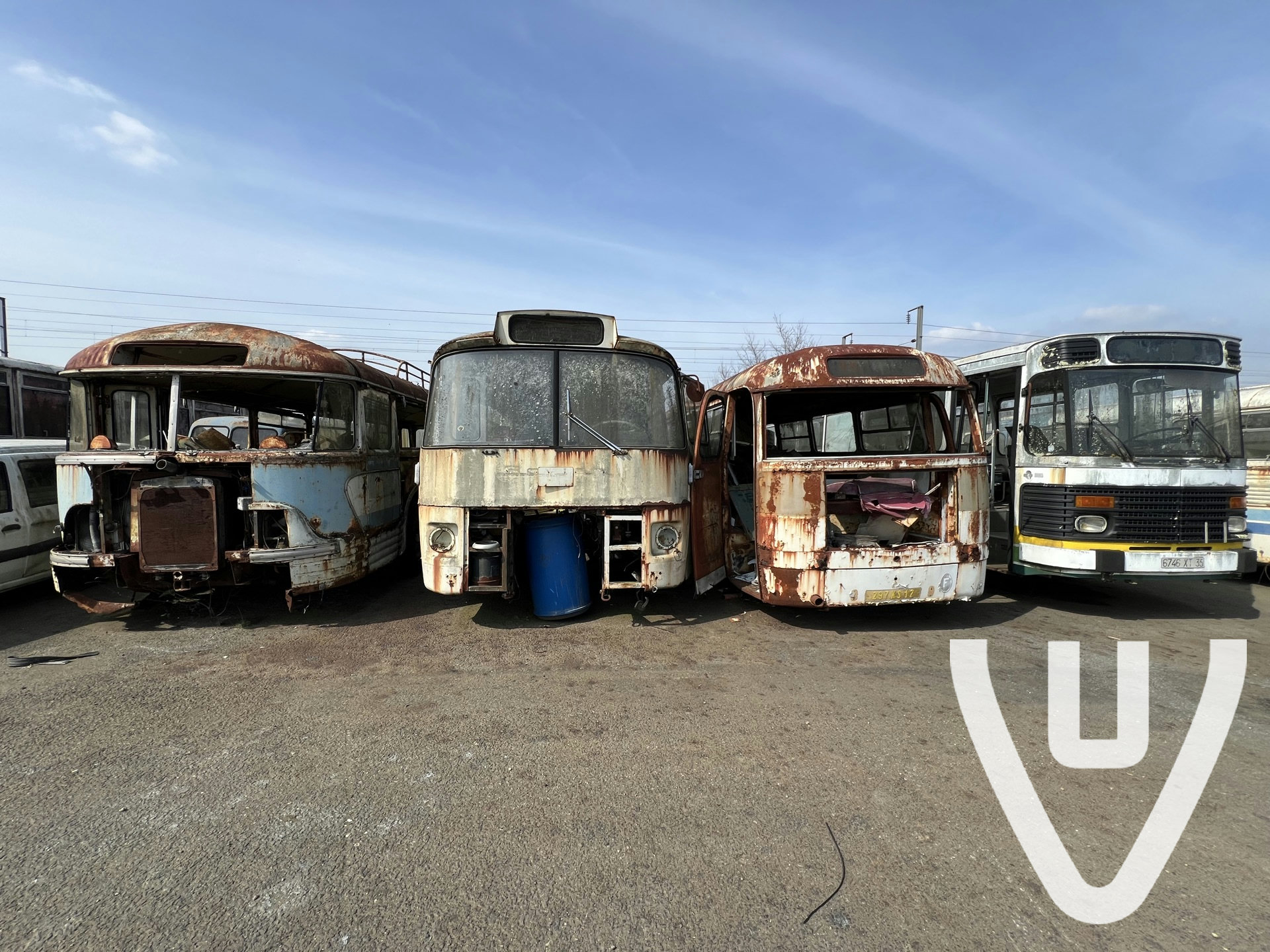 Bus Graveyard / Cimentiere de bus